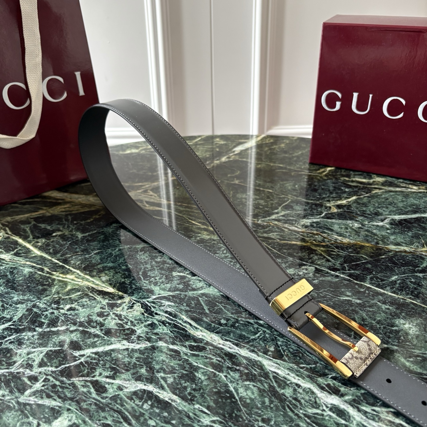 Gucci古驰男士皮带，头层牛皮，经典GG压花，方形扣，皮质细腻，做工精致，五金亮面，宽3.5cm，商务休闲都能搭，细节