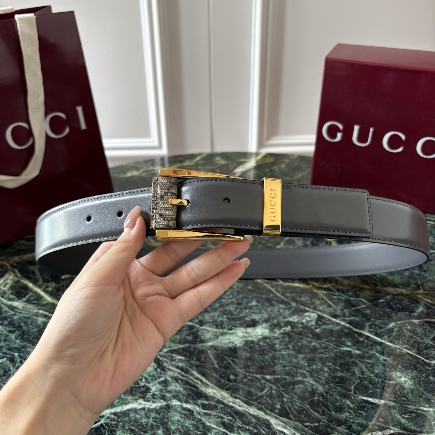 Gucci古驰男士皮带，头层牛皮，经典GG压花，方形扣，皮质细腻，做工精致，五金亮面，宽3.5cm，商务休闲都能搭，细节