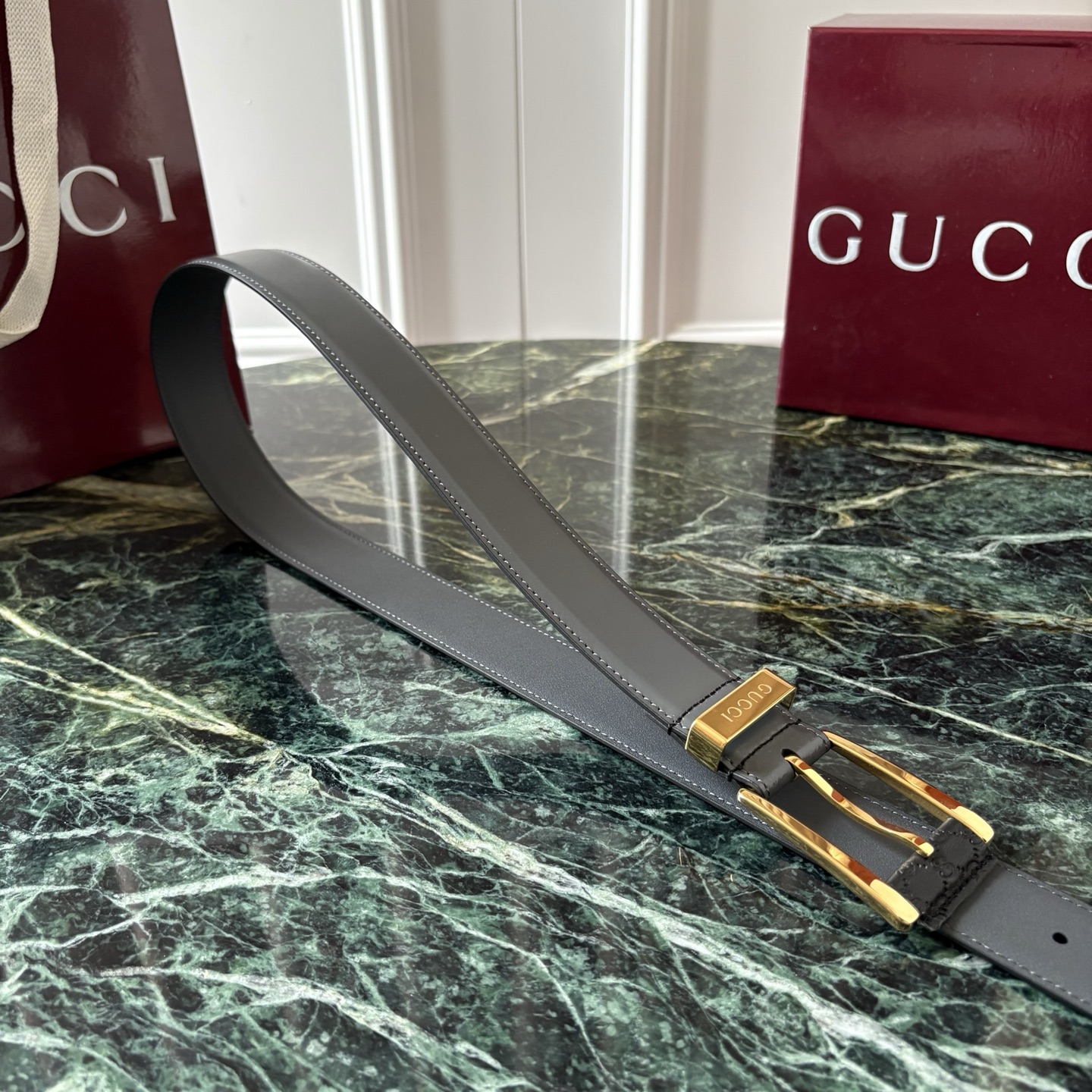 Gucci古驰男士皮带，头层牛皮，经典GG压花，方形扣，皮质细腻，做工精致，五金亮面，宽3.5cm，商务休闲都能搭，细节