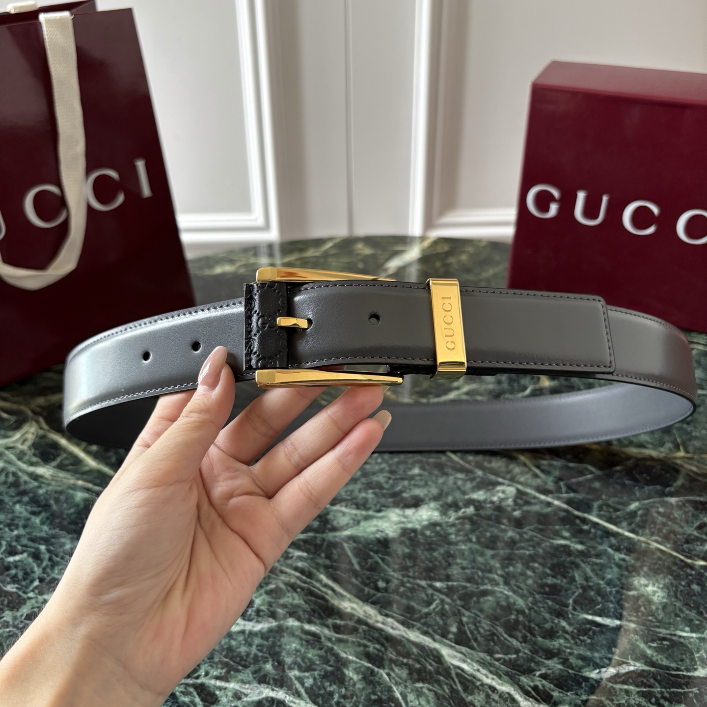 Gucci古驰男士皮带，头层牛皮，经典GG压花，方形扣，皮质细腻，做工精致，五金亮面，宽3.5cm，商务休闲都能搭，细节