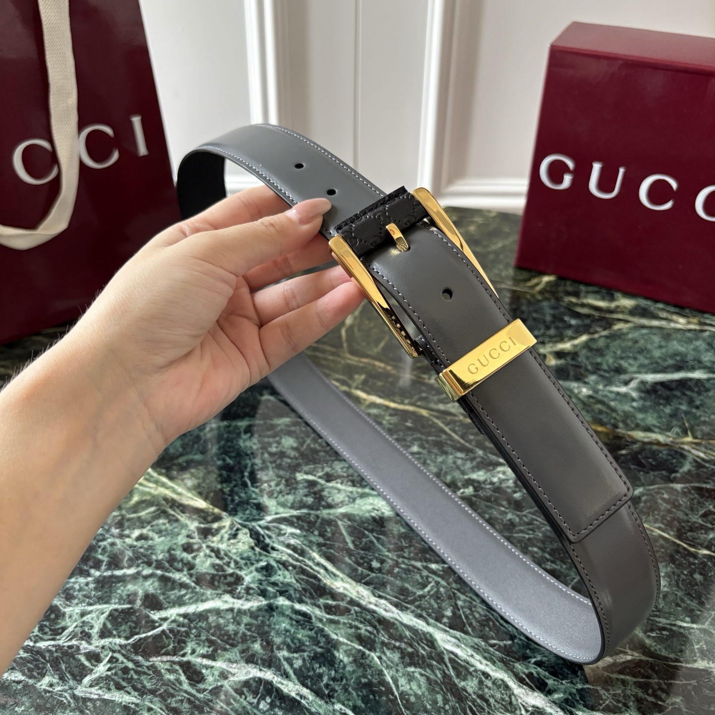 Gucci古驰男士皮带，头层牛皮，经典GG压花，方形扣，皮质细腻，做工精致，五金亮面，宽3.5cm，商务休闲都能搭，细节