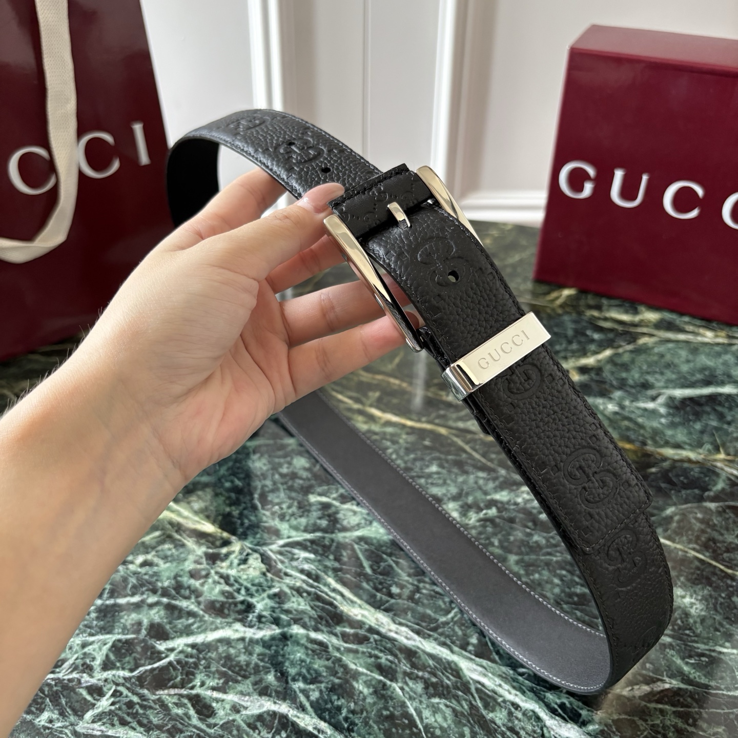 Gucci古驰男士皮带，头层牛皮，经典GG压花，方形扣，皮质细腻，做工精致，五金亮面，宽3.5cm，商务休闲都能搭，细节