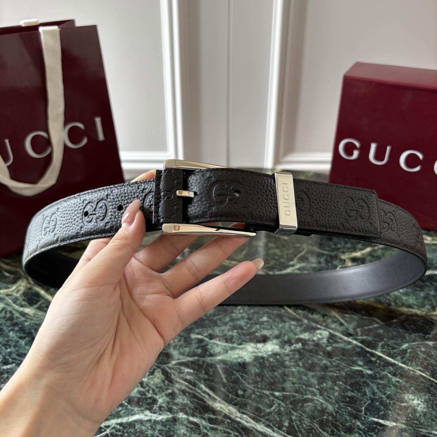 Gucci古驰男士皮带，头层牛皮，经典GG压花，方形扣，皮质细腻，做工精致，五金亮面，宽3.5cm，商务休闲都能搭，细节