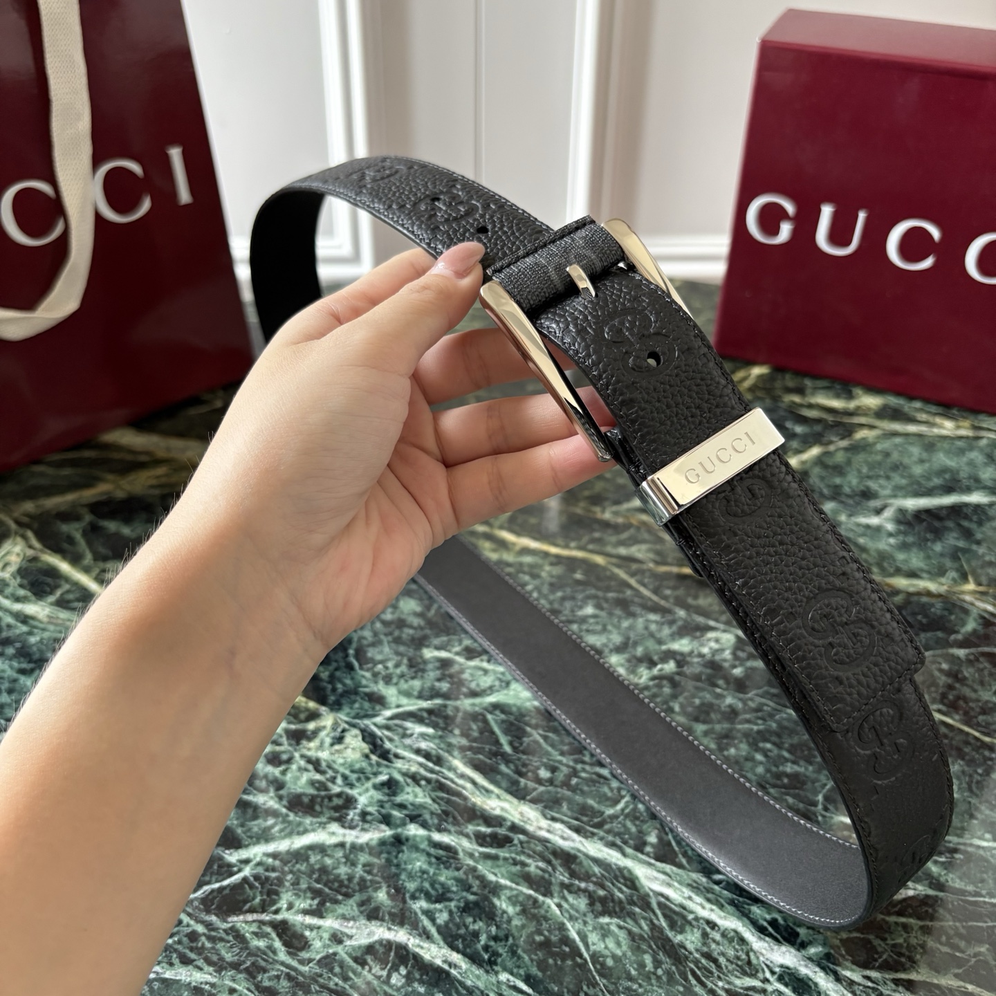 Gucci古驰男士皮带，头层牛皮，经典GG压花，方形扣，皮质细腻，做工精致，五金亮面，宽3.5cm，商务休闲都能搭，细节