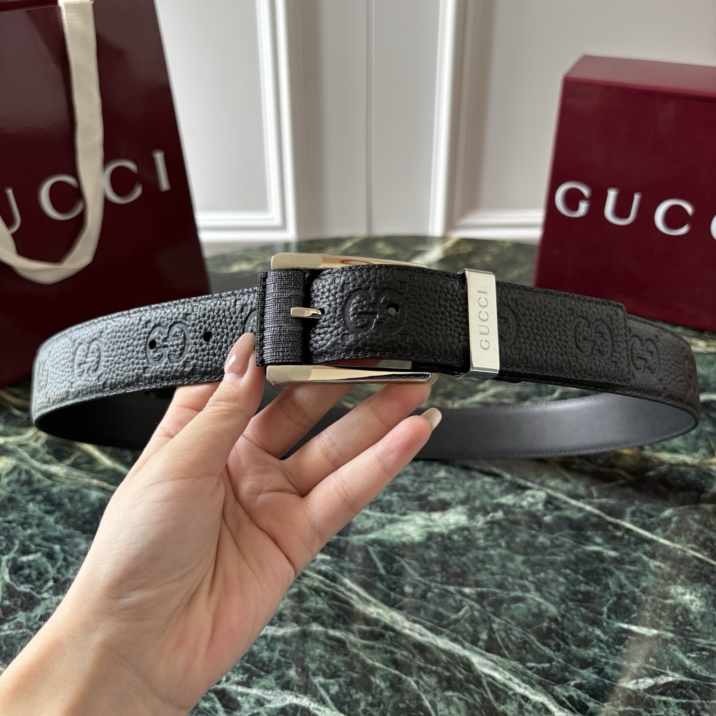 Gucci古驰男士皮带，头层牛皮，经典GG压花，方形扣，皮质细腻，做工精致，五金亮面，宽3.5cm，商务休闲都能搭，细节