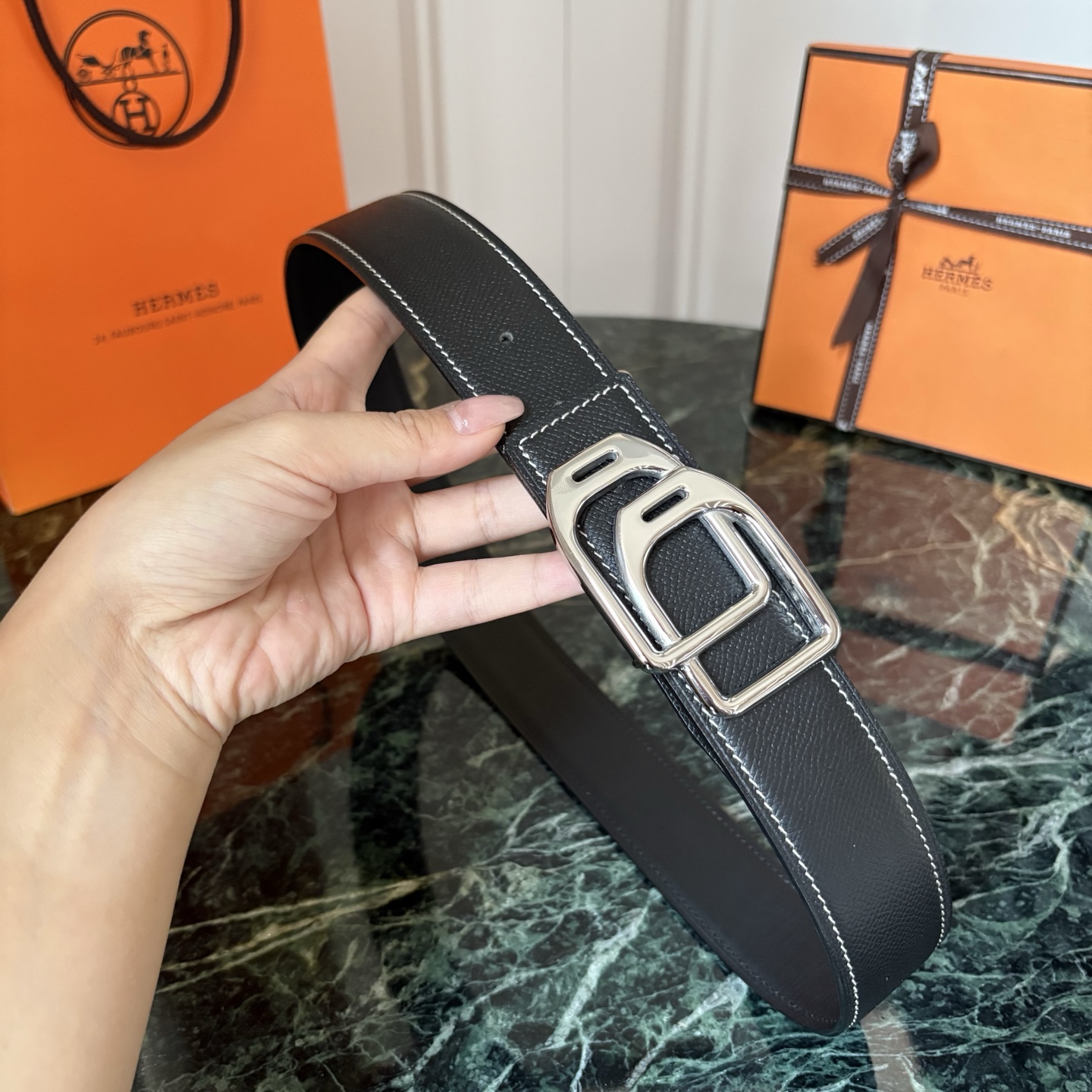 【爱马仕】Hermes 原单爱马仕，宽3.8cm进口原版皮带身，双面可两面用，精品电镀五金 ！