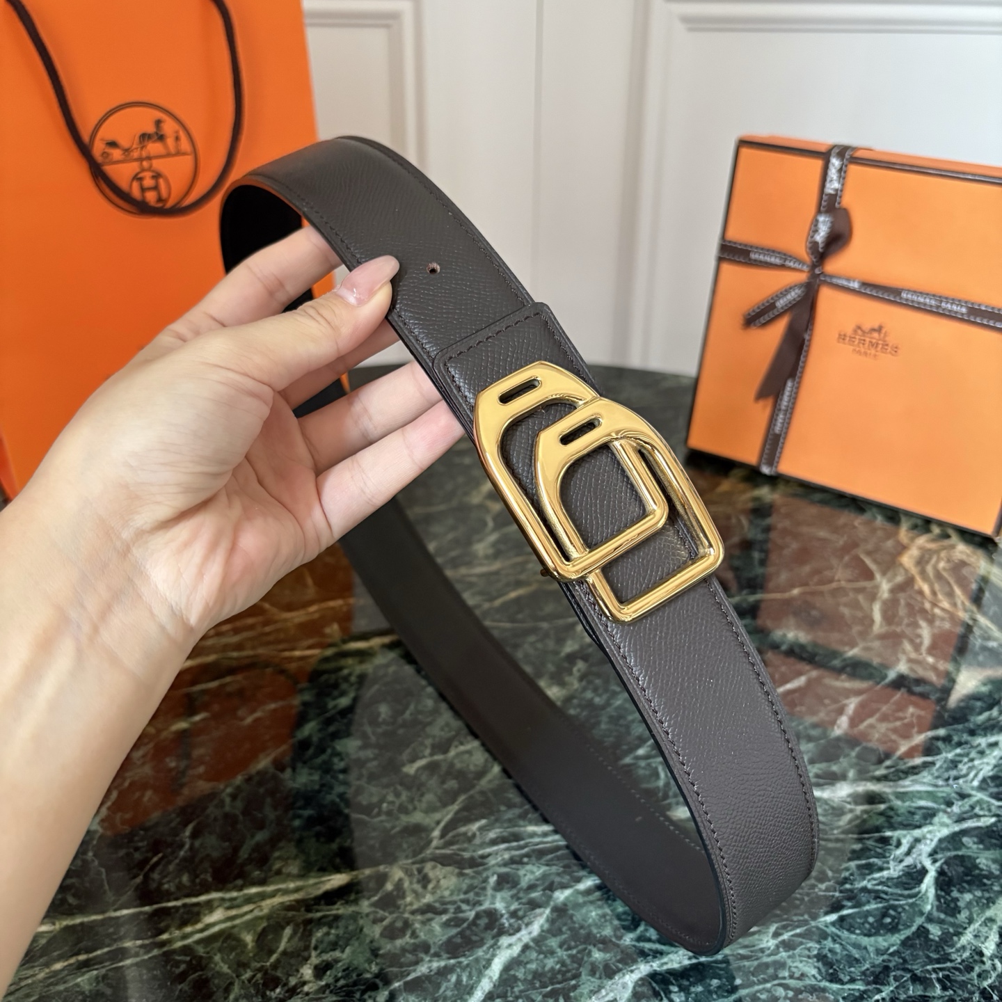 【爱马仕】Hermes 原单爱马仕，宽3.8cm进口原版皮带身，双面可两面用，精品电镀五金 ！