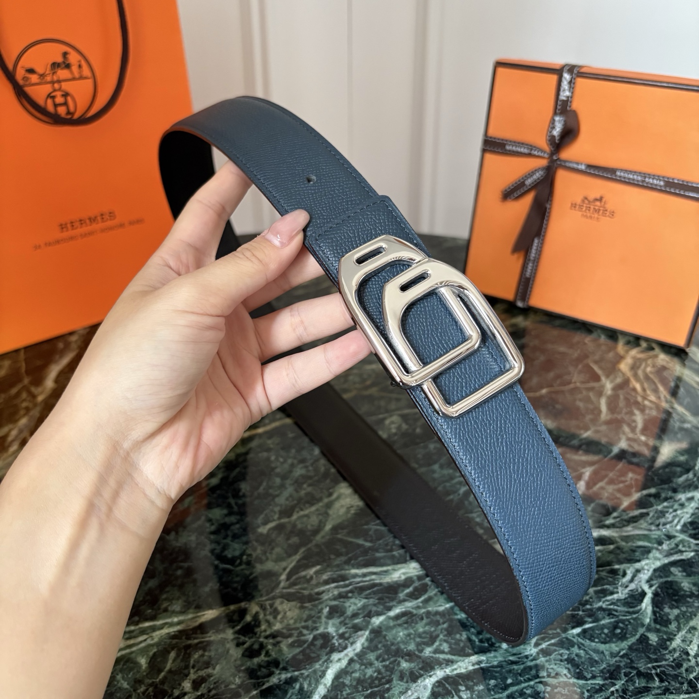 【爱马仕】Hermes 原单爱马仕，宽3.8cm进口原版皮带身，双面可两面用，精品电镀五金 ！