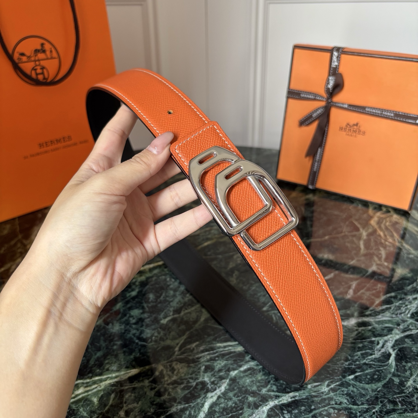 【爱马仕】Hermes 原单爱马仕，宽3.8cm进口原版皮带身，双面可两面用，精品电镀五金 ！