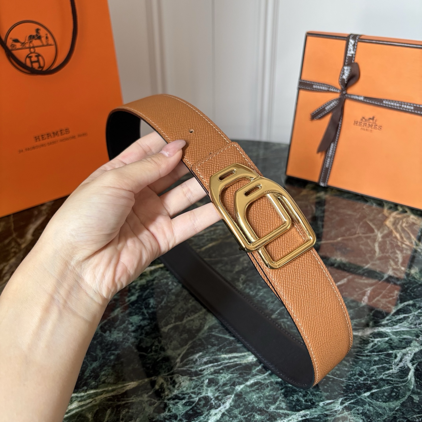 【爱马仕】Hermes 原单爱马仕，宽3.8cm进口原版皮带身，双面可两面用，精品电镀五金 ！