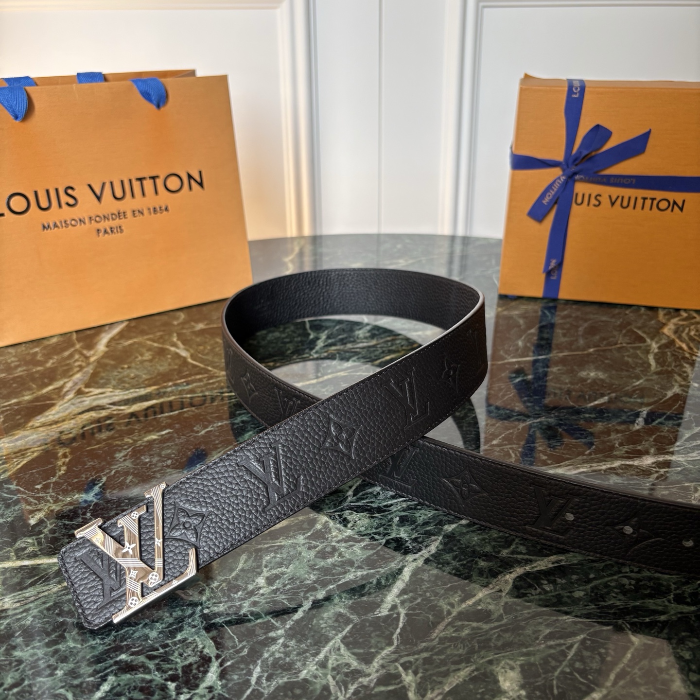 LOUIS VUITTON经典原单品质，一面经典压花一面原版皮底，搭配原单精品钢扣，精工制作，细节看图，实物拍摄，高端奢