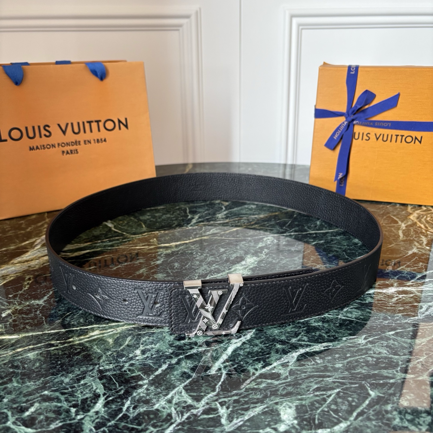 LOUIS VUITTON经典原单品质，一面经典压花一面原版皮底，搭配原单精品钢扣，精工制作，细节看图，实物拍摄，高端奢