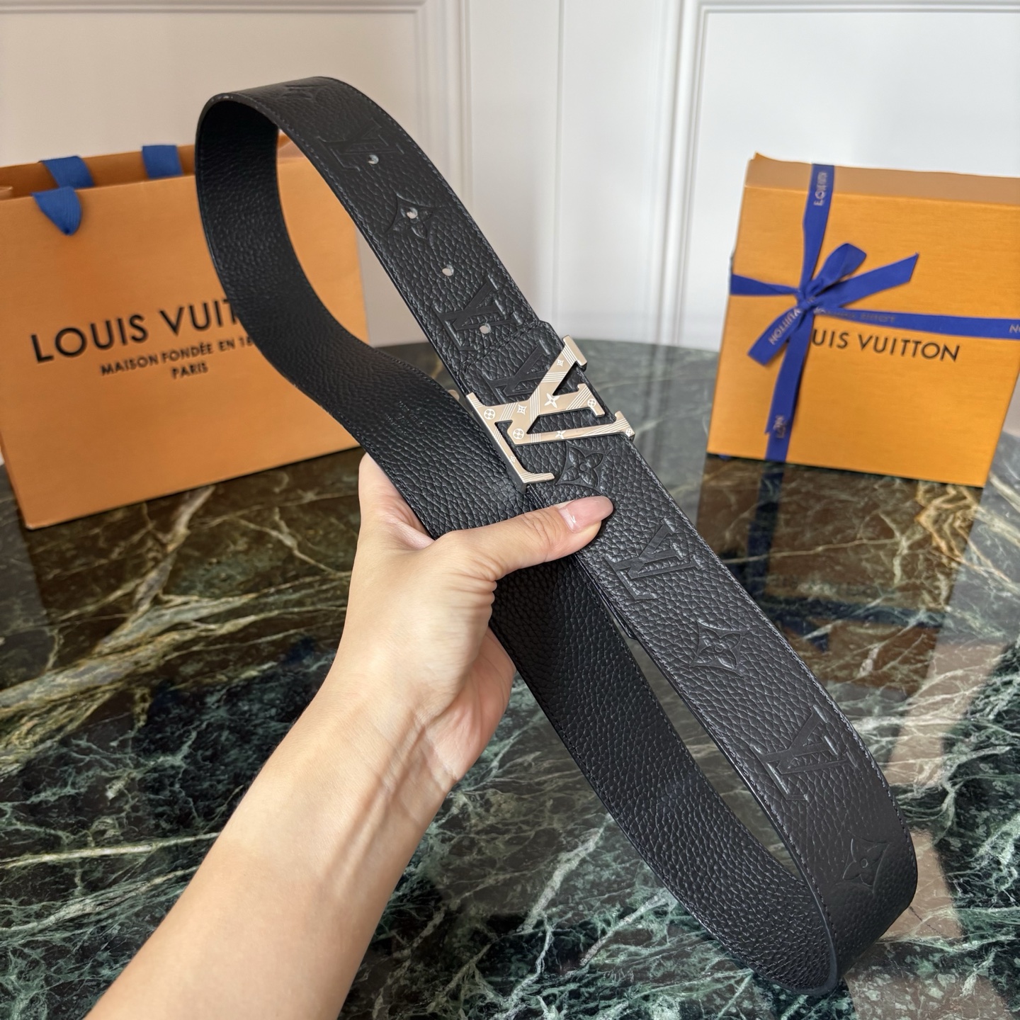 LOUIS VUITTON经典原单品质，一面经典压花一面原版皮底，搭配原单精品钢扣，精工制作，细节看图，实物拍摄，高端奢