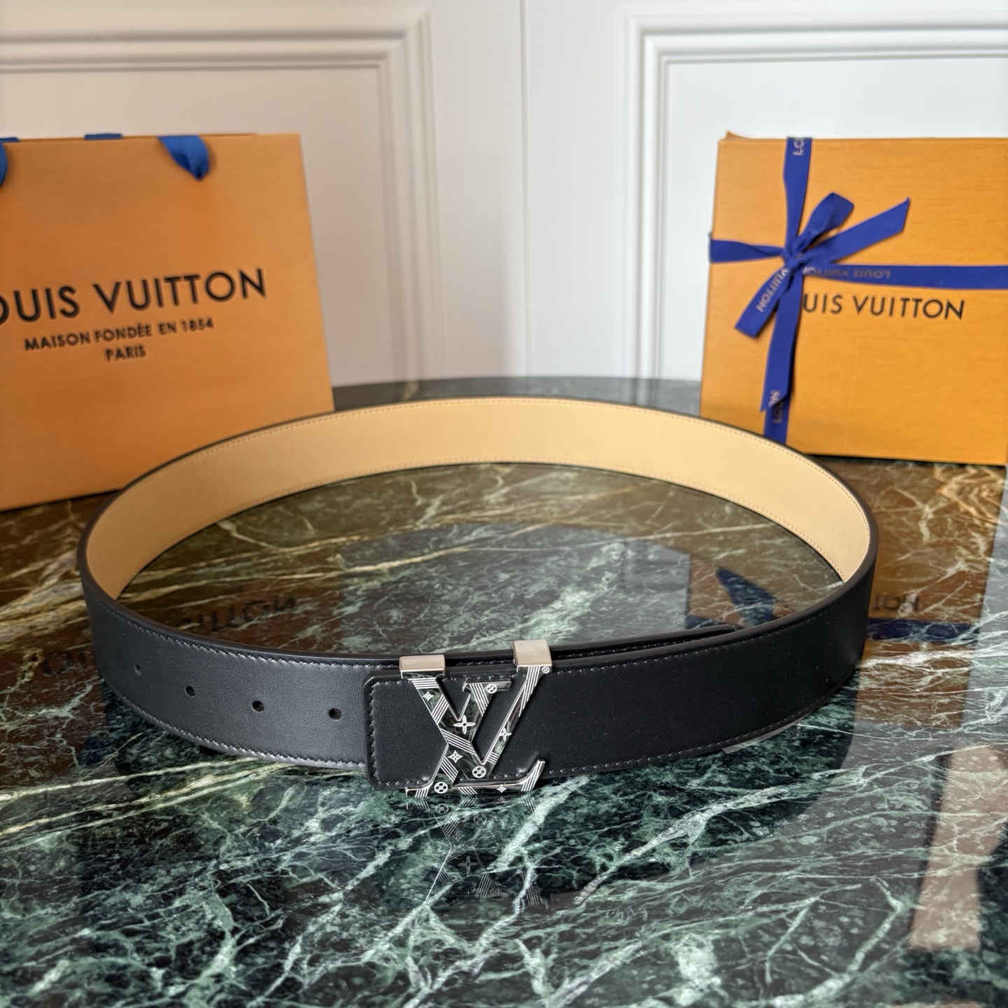 LOUIS VUITTON经典原单品质，双面平纹，搭配原单精品钢扣，精工制作，细节看图，实物拍摄，高端奢华，宽度4.0c
