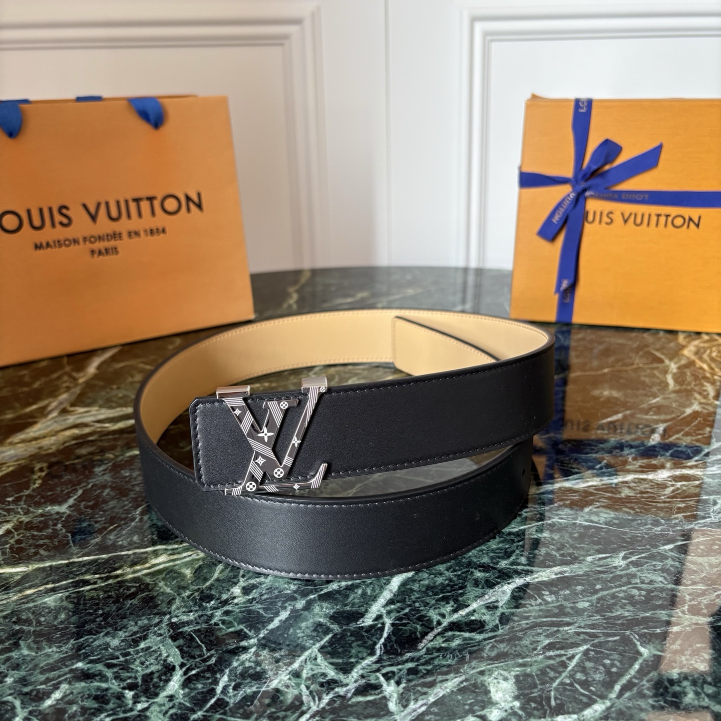 LOUIS VUITTON经典原单品质，双面平纹，搭配原单精品钢扣，精工制作，细节看图，实物拍摄，高端奢华，宽度4.0c