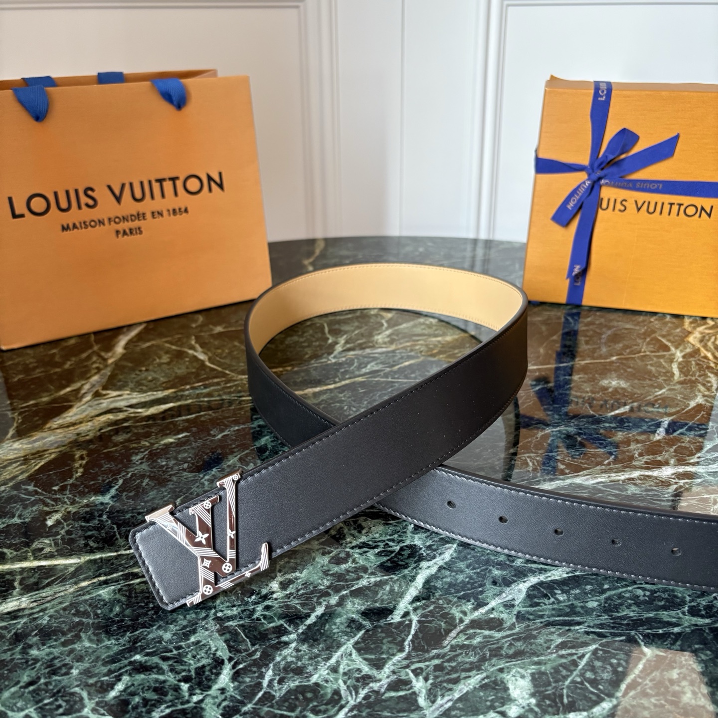 LOUIS VUITTON经典原单品质，双面平纹，搭配原单精品钢扣，精工制作，细节看图，实物拍摄，高端奢华，宽度4.0c
