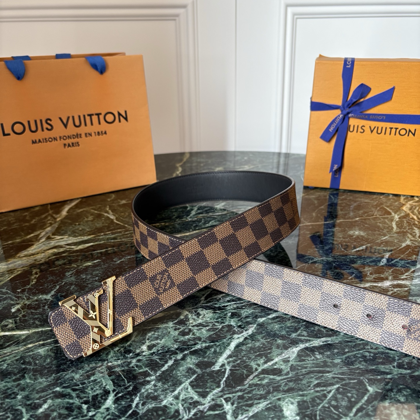 LOUIS VUITTON经典原单品质，一面经典印花一面原版皮底，搭配原单精品钢扣，精工制作，细节看图，实物拍摄，高端奢