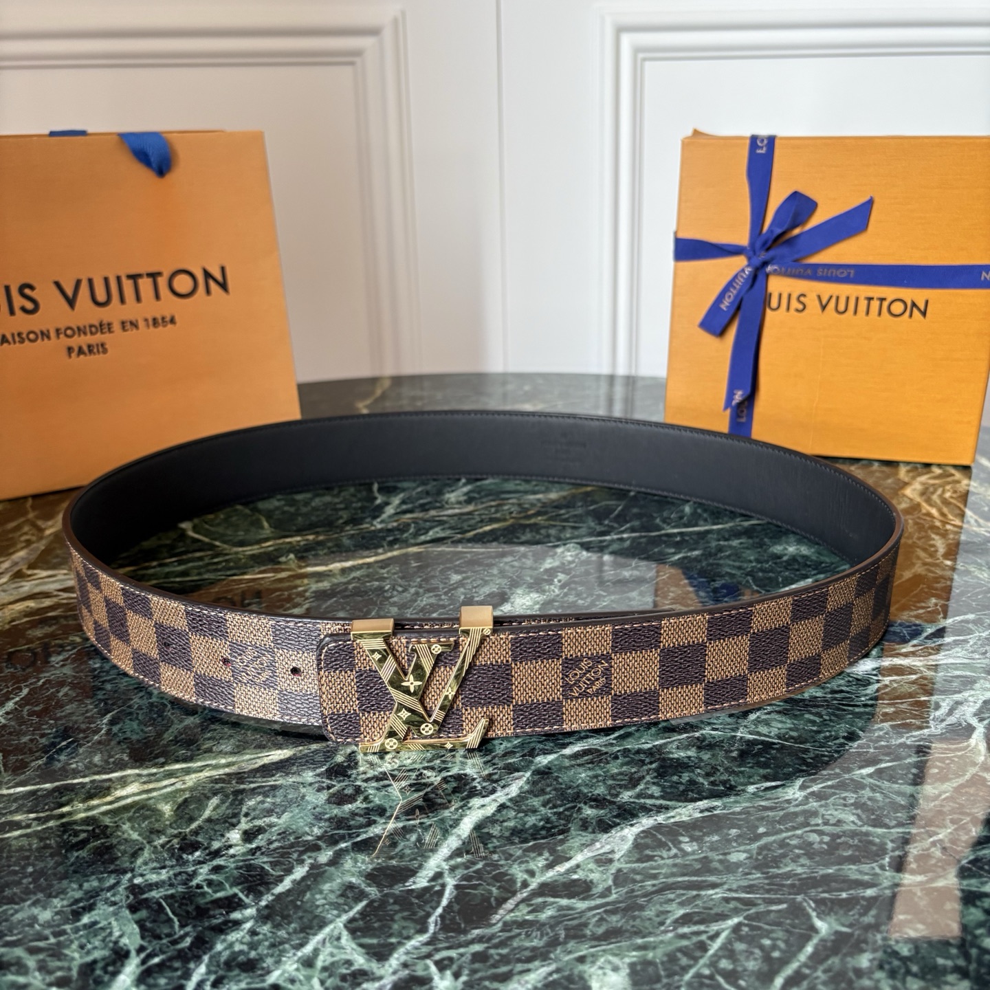 LOUIS VUITTON经典原单品质，一面经典印花一面原版皮底，搭配原单精品钢扣，精工制作，细节看图，实物拍摄，高端奢