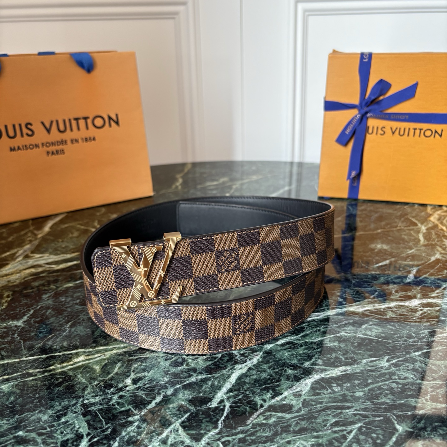 LOUIS VUITTON经典原单品质，一面经典印花一面原版皮底，搭配原单精品钢扣，精工制作，细节看图，实物拍摄，高端奢