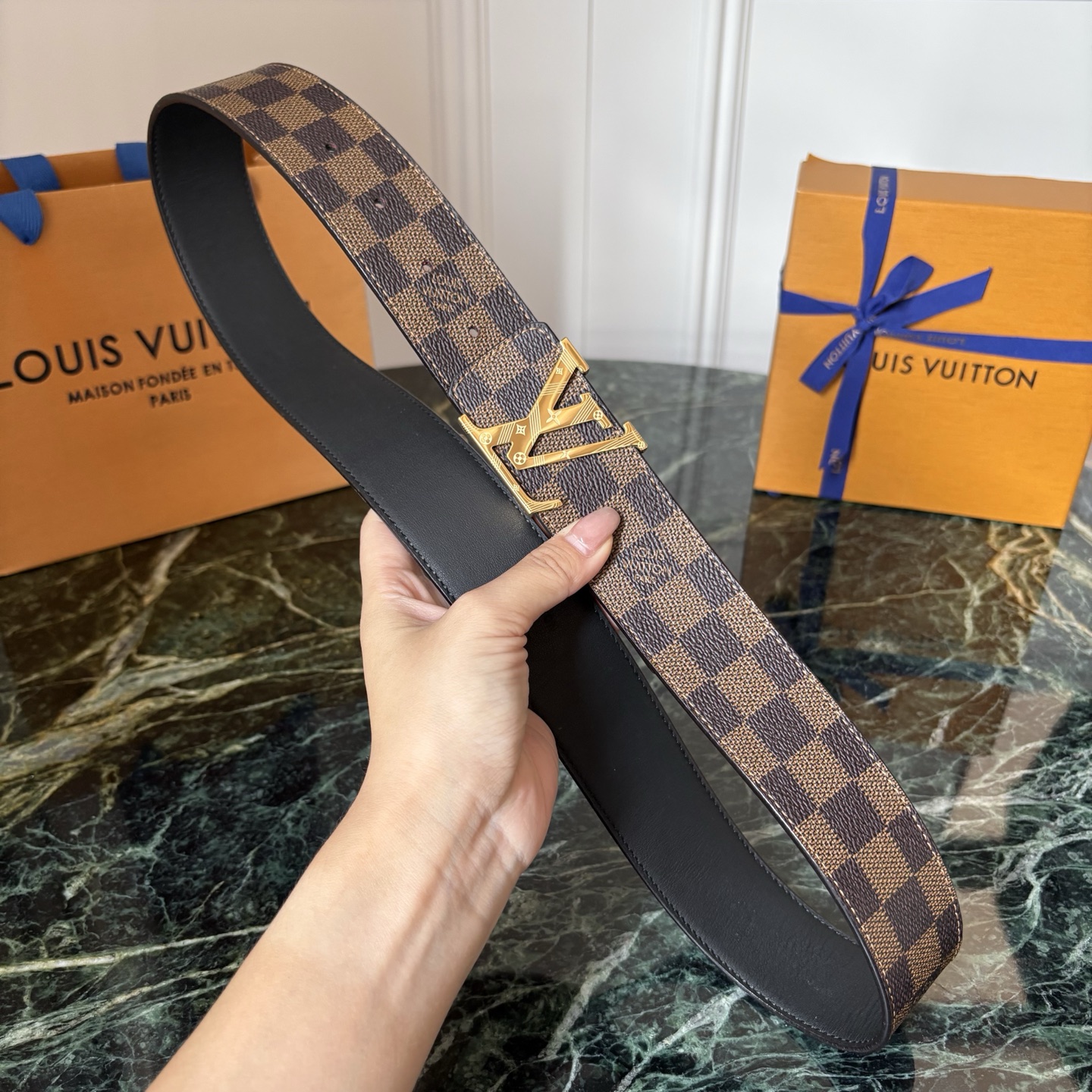 LOUIS VUITTON经典原单品质，一面经典印花一面原版皮底，搭配原单精品钢扣，精工制作，细节看图，实物拍摄，高端奢