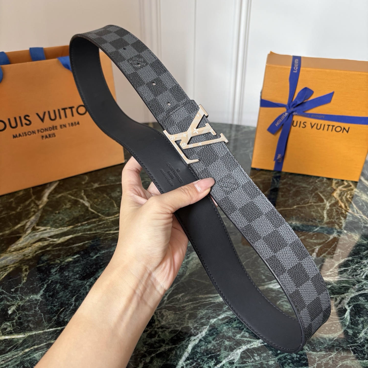 LOUIS VUITTON经典原单品质，一面经典印花一面原版皮底，搭配原单精品钢扣，精工制作，细节看图，实物拍摄，高端奢