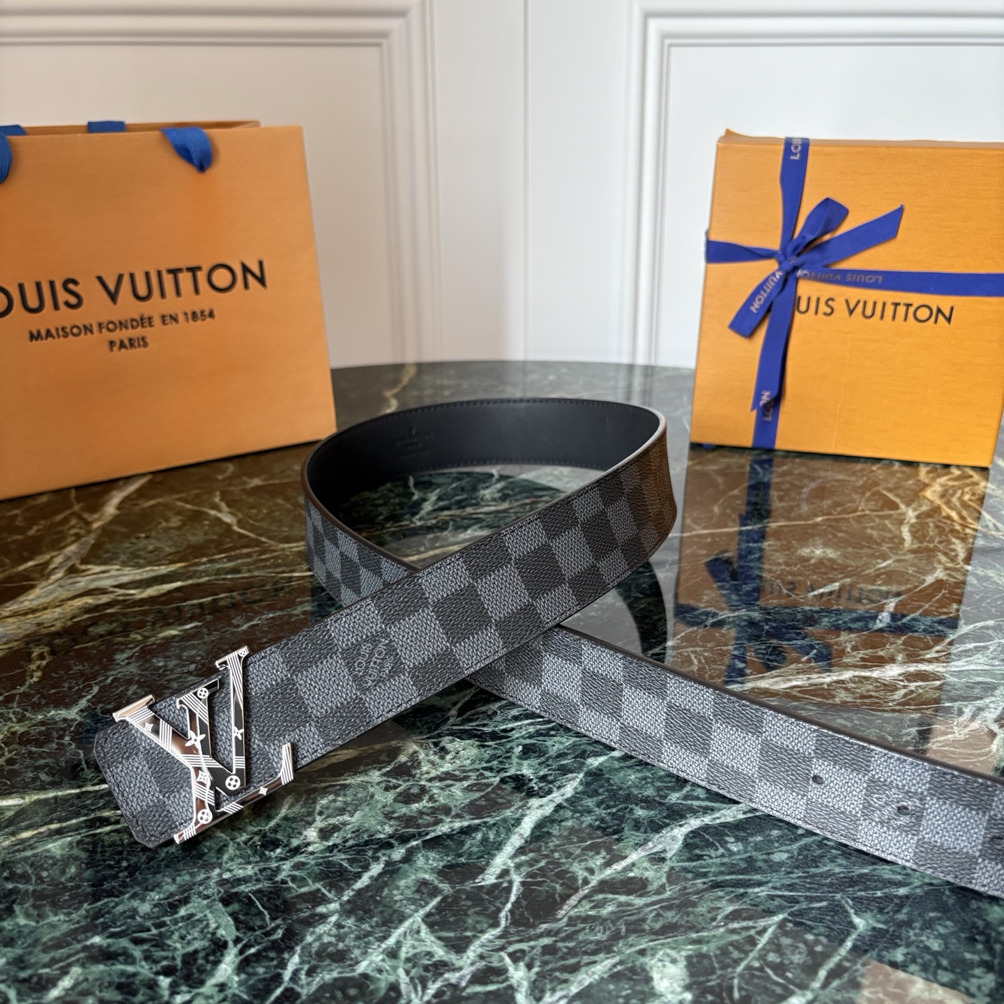 LOUIS VUITTON经典原单品质，一面经典印花一面原版皮底，搭配原单精品钢扣，精工制作，细节看图，实物拍摄，高端奢
