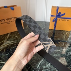 LOUIS VUITTON经典原单品质,一面经典印花一面原版皮底,搭配原单精品钢扣,精工制作,细节看图,实物拍摄,高端奢 LOUIS VUITTON经典原单品质,一面经典印花一面原版皮底,搭配原单精品钢扣,精工制作,细节看图,实物拍摄,高端奢