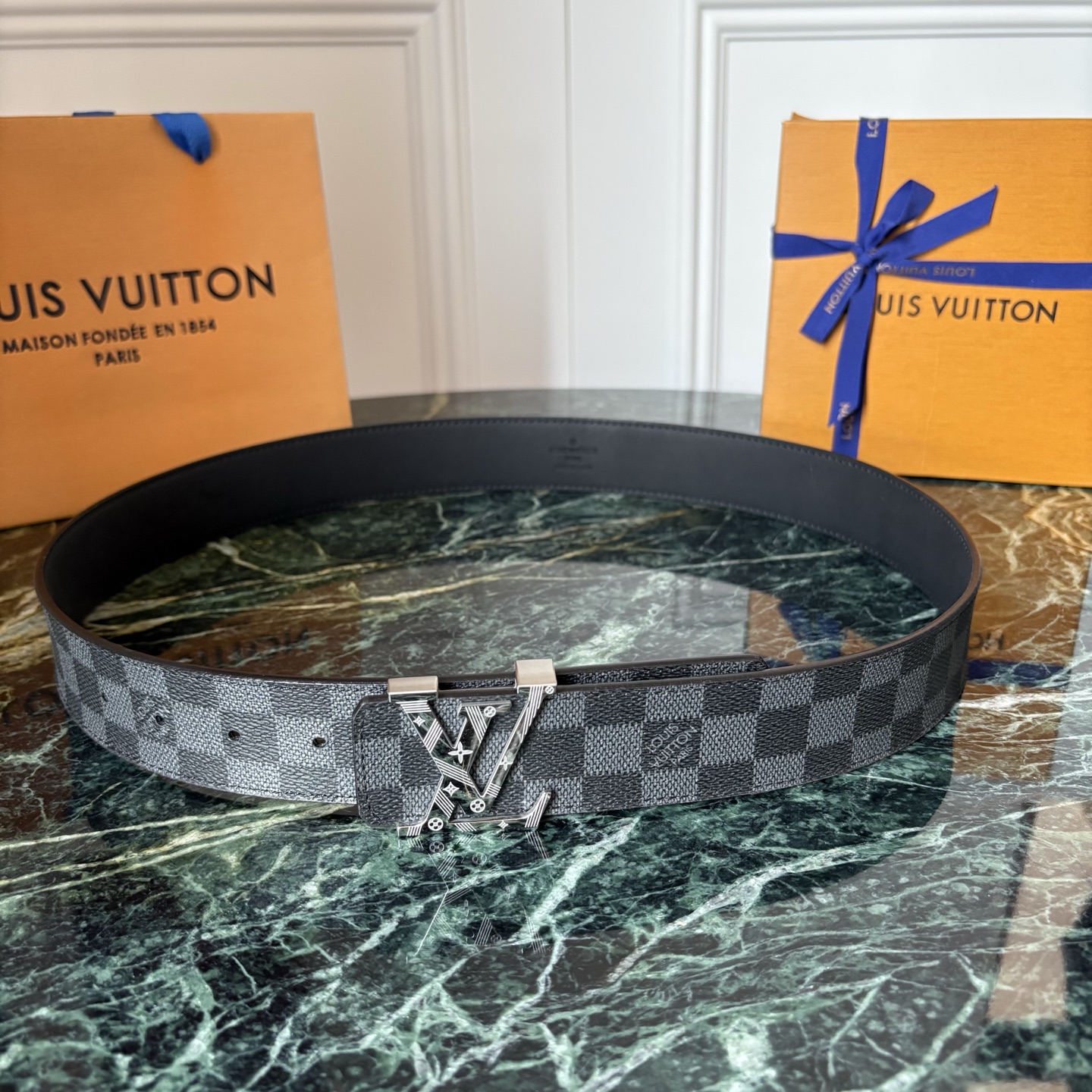 LOUIS VUITTON经典原单品质，一面经典印花一面原版皮底，搭配原单精品钢扣，精工制作，细节看图，实物拍摄，高端奢