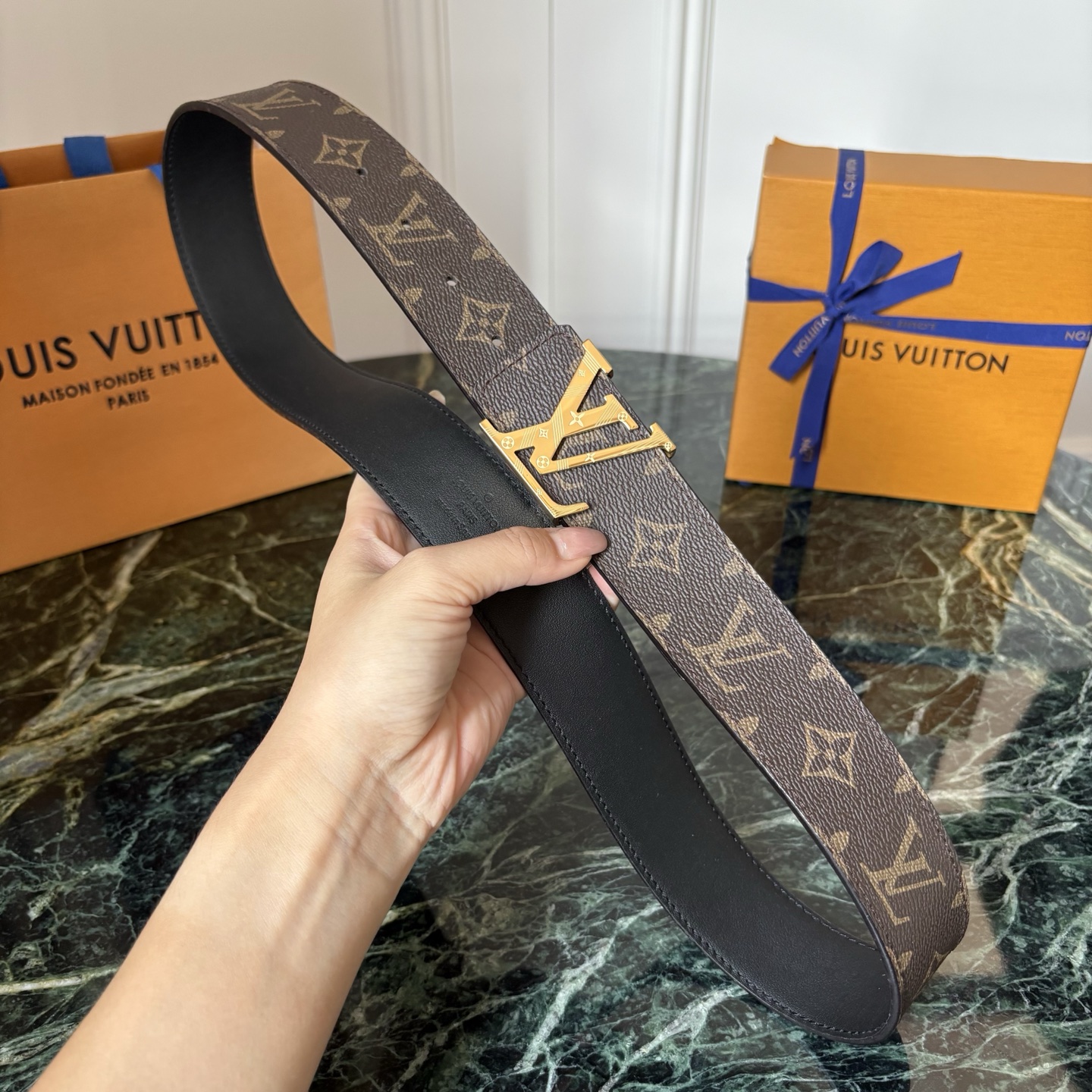 LOUIS VUITTON经典原单品质，一面经典印花一面原版皮底，搭配原单精品钢扣，精工制作，细节看图，实物拍摄，高端奢