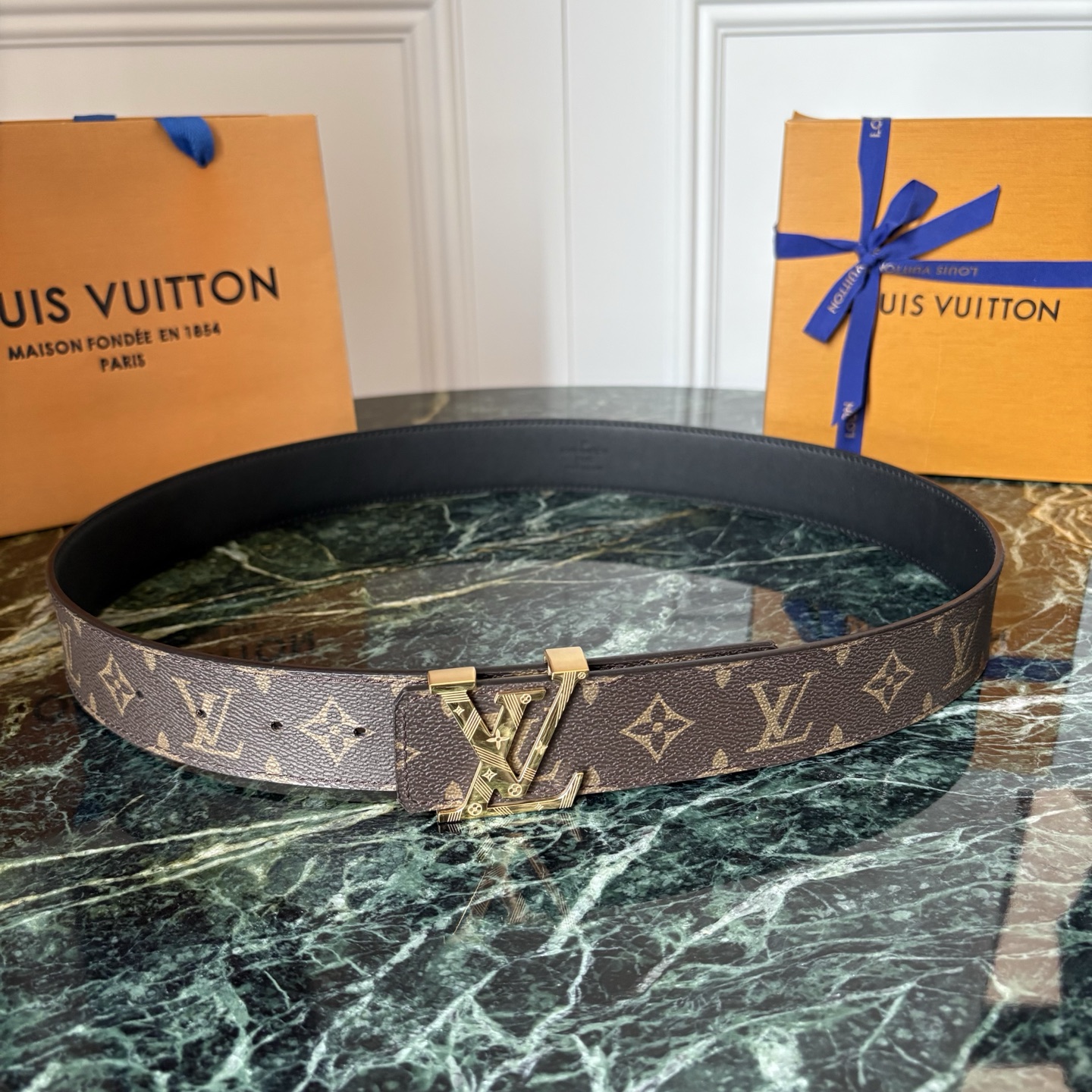 LOUIS VUITTON经典原单品质，一面经典印花一面原版皮底，搭配原单精品钢扣，精工制作，细节看图，实物拍摄，高端奢