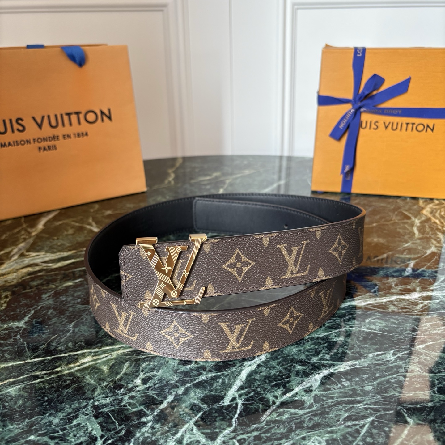 LOUIS VUITTON经典原单品质，一面经典印花一面原版皮底，搭配原单精品钢扣，精工制作，细节看图，实物拍摄，高端奢