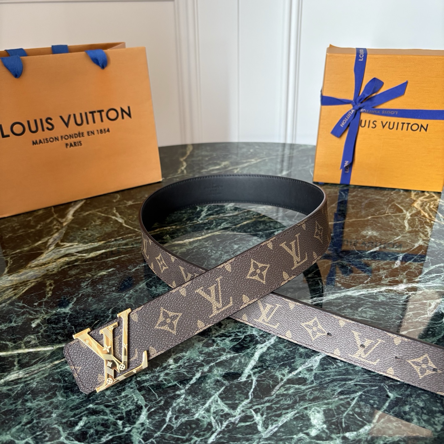 LOUIS VUITTON经典原单品质，一面经典印花一面原版皮底，搭配原单精品钢扣，精工制作，细节看图，实物拍摄，高端奢