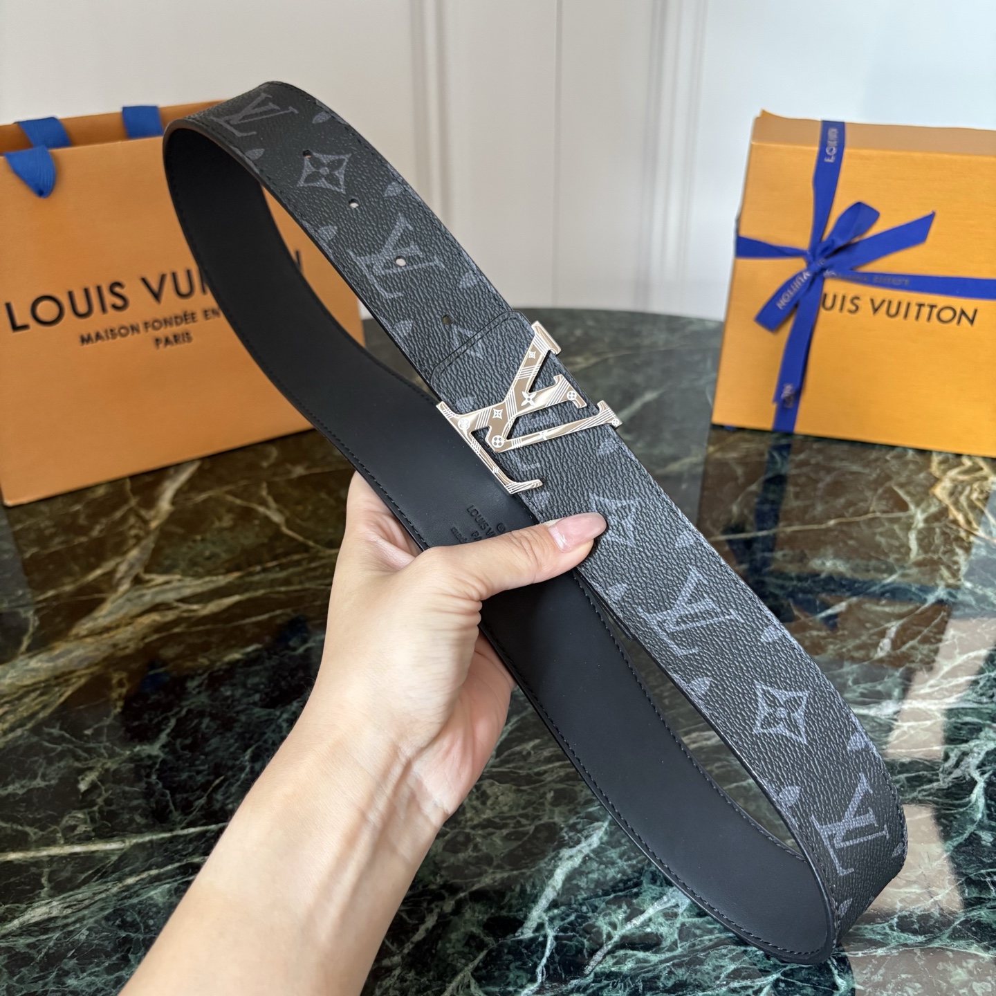 LOUIS VUITTON经典原单品质，一面经典印花一面原版皮底，搭配原单精品钢扣，精工制作，细节看图，实物拍摄，高端奢
