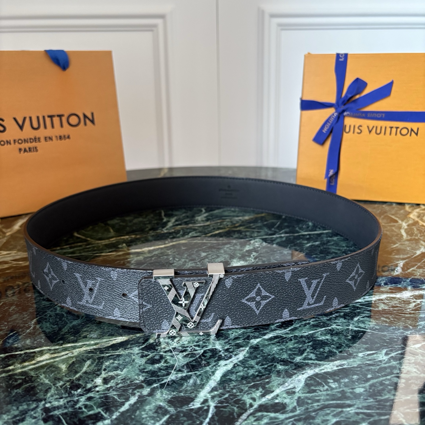 LOUIS VUITTON经典原单品质，一面经典印花一面原版皮底，搭配原单精品钢扣，精工制作，细节看图，实物拍摄，高端奢