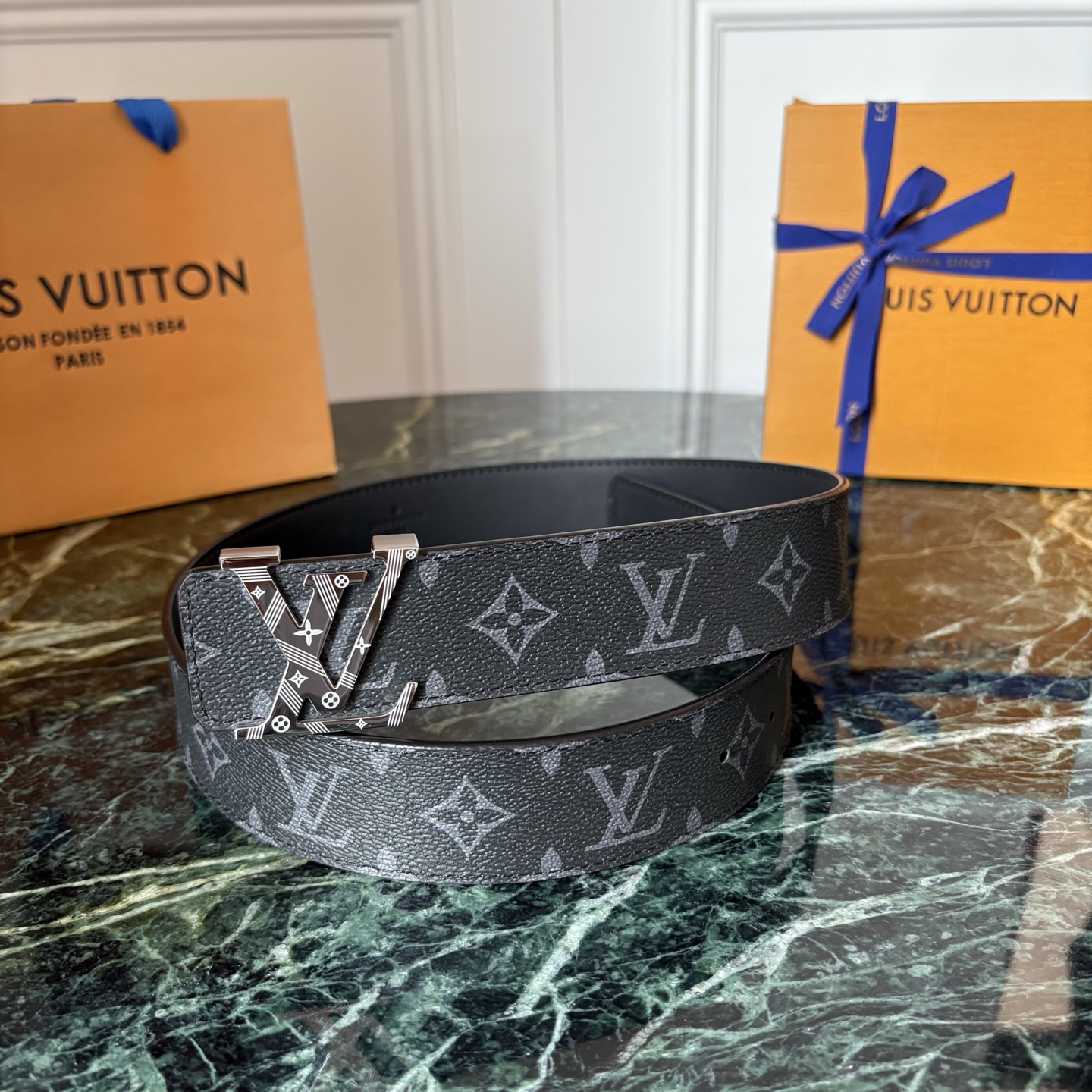 LOUIS VUITTON经典原单品质，一面经典印花一面原版皮底，搭配原单精品钢扣，精工制作，细节看图，实物拍摄，高端奢