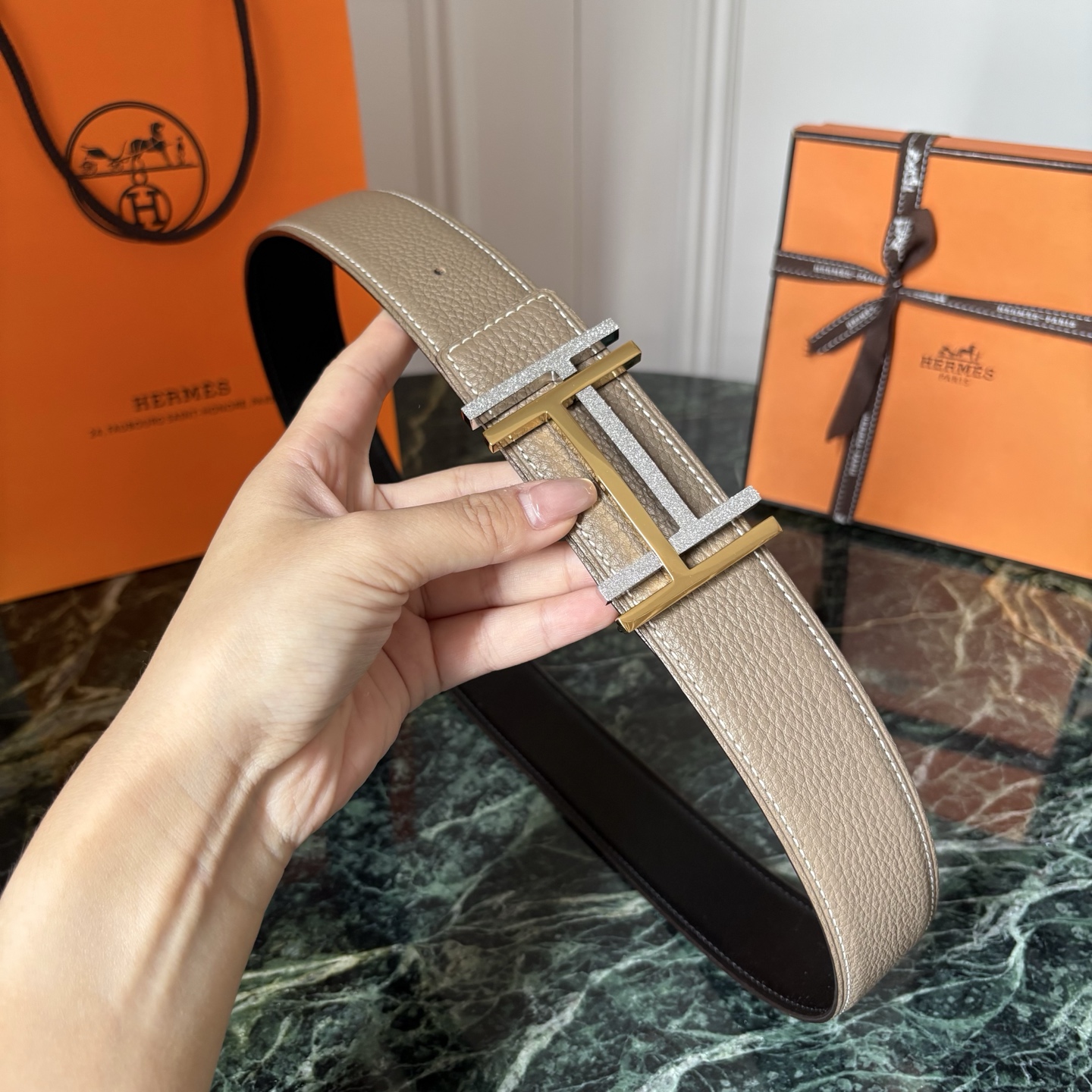 【爱马仕】Hermes 原单爱马仕，宽3.8cm进口原版皮带身，双面可两面用，精品电镀五金 ！