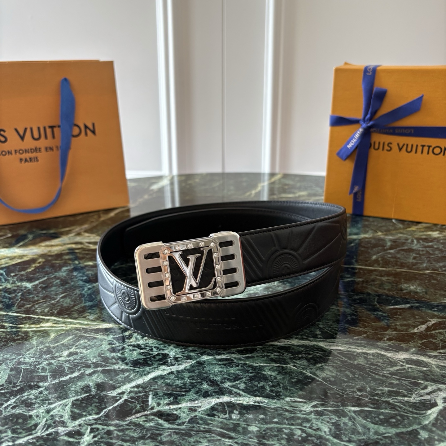 LOUIS VUITTON经典原单品质，一面压花一面原版皮底，搭配原单精品钢扣，精工制作，细节看图，实物拍摄，高端奢华，