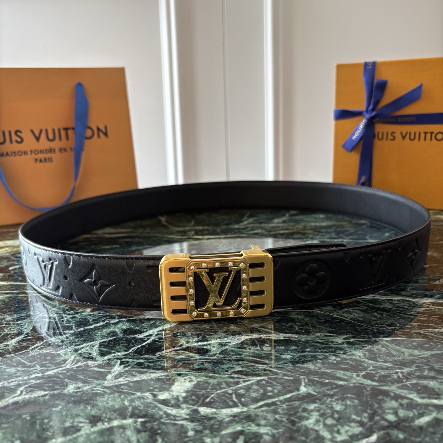 LOUIS VUITTON经典原单品质，一面压花一面原版皮底，搭配原单精品钢扣，精工制作，细节看图，实物拍摄，高端奢华，
