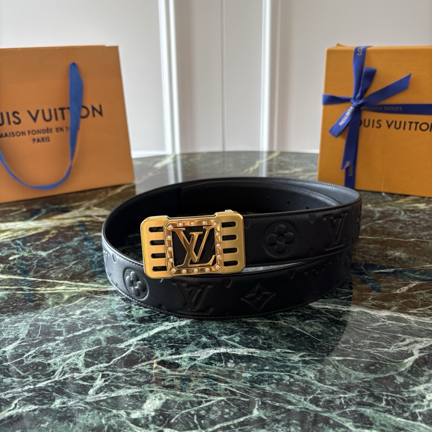 LOUIS VUITTON经典原单品质，一面压花一面原版皮底，搭配原单精品钢扣，精工制作，细节看图，实物拍摄，高端奢华，