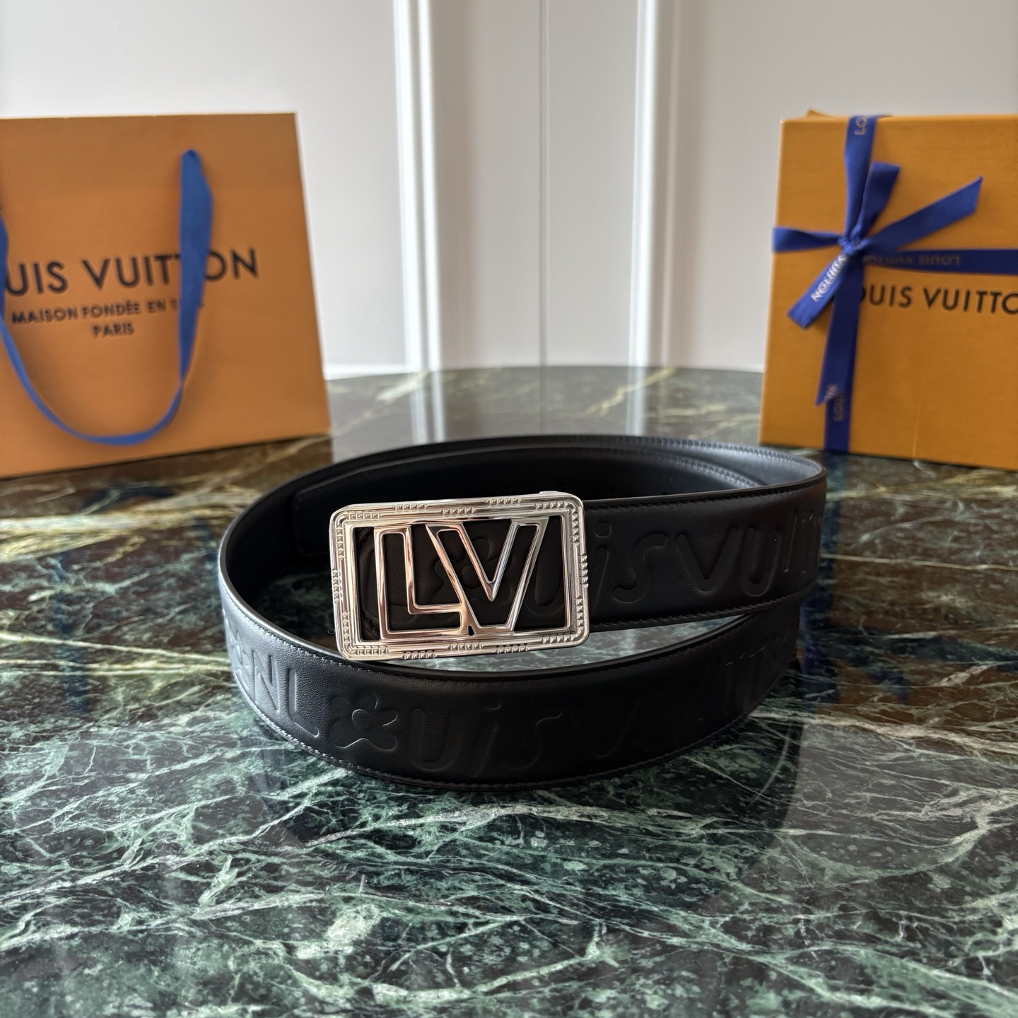 LOUIS VUITTON经典原单品质，一面压花一面原版皮底，搭配原单精品钢扣，精工制作，细节看图，实物拍摄，高端奢华，
