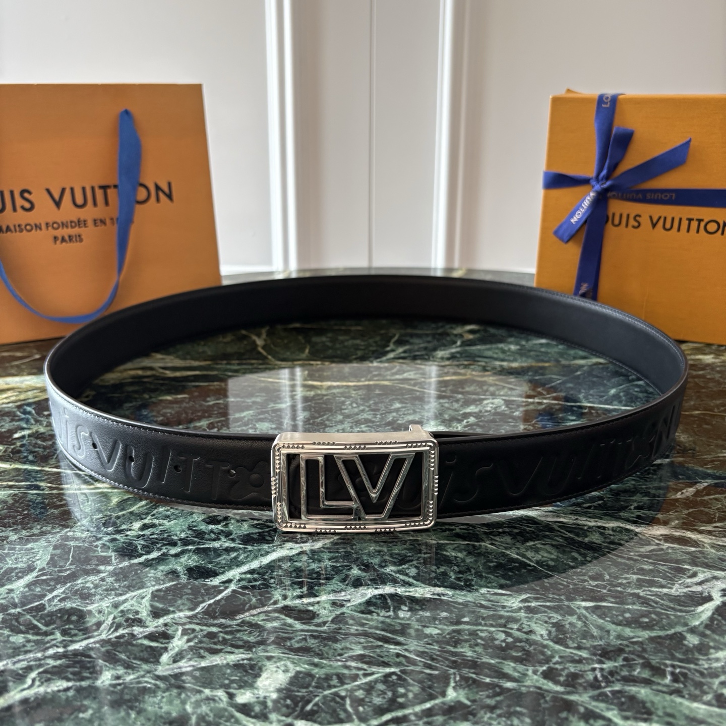 LOUIS VUITTON经典原单品质，一面压花一面原版皮底，搭配原单精品钢扣，精工制作，细节看图，实物拍摄，高端奢华，