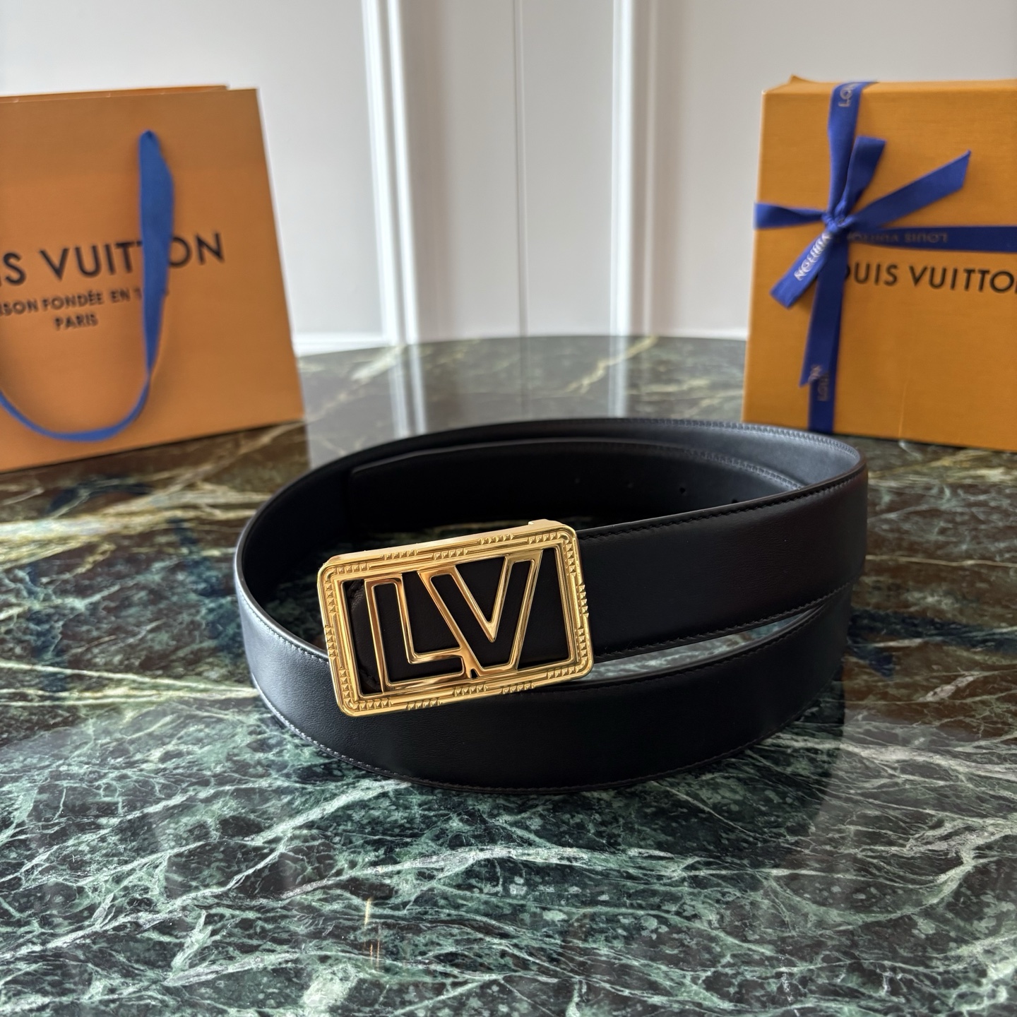 LOUIS VUITTON经典原单品质，一面平纹一面原版皮底，搭配原单精品钢扣，精工制作，细节看图，实物拍摄，高端奢华，