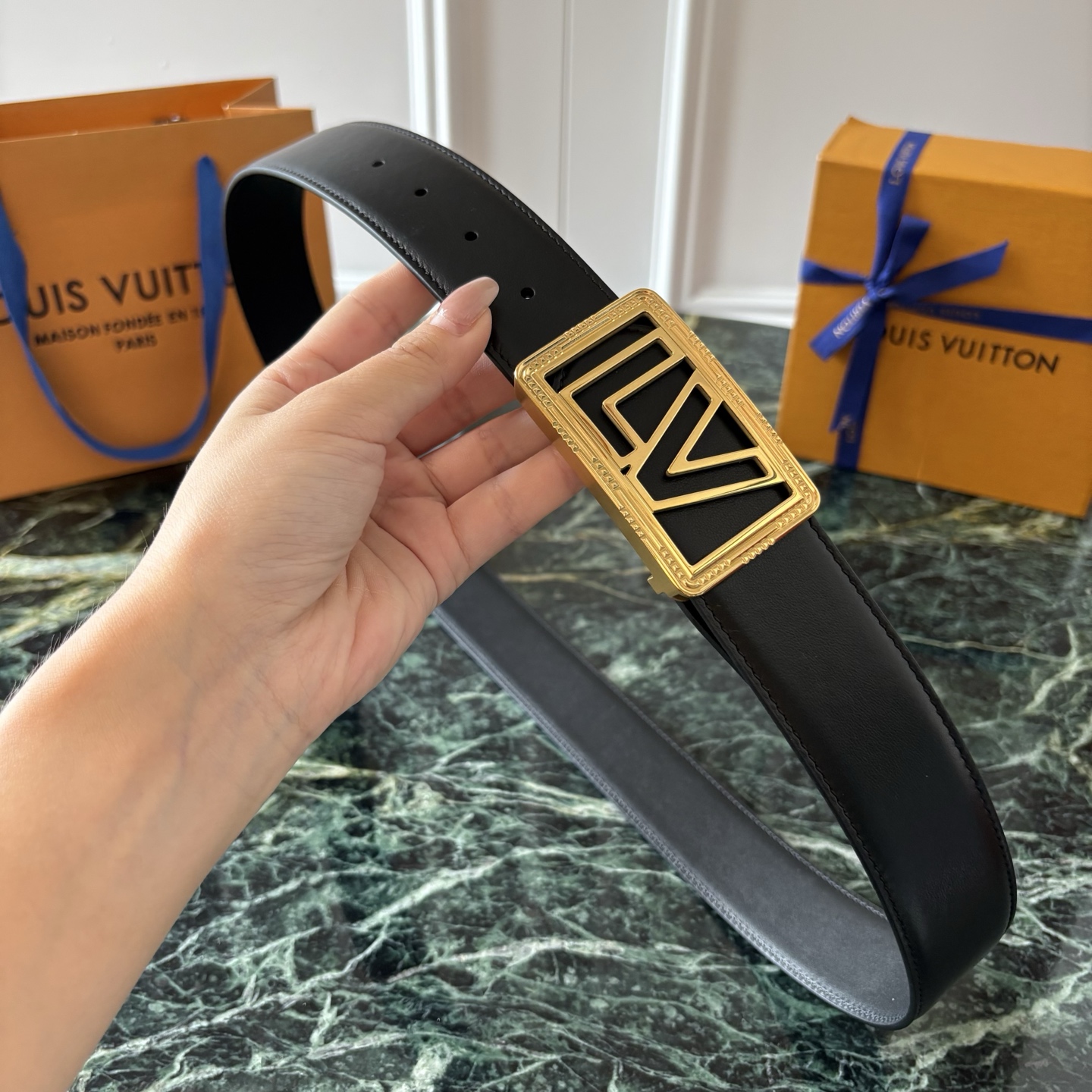LOUIS VUITTON经典原单品质，一面平纹一面原版皮底，搭配原单精品钢扣，精工制作，细节看图，实物拍摄，高端奢华，