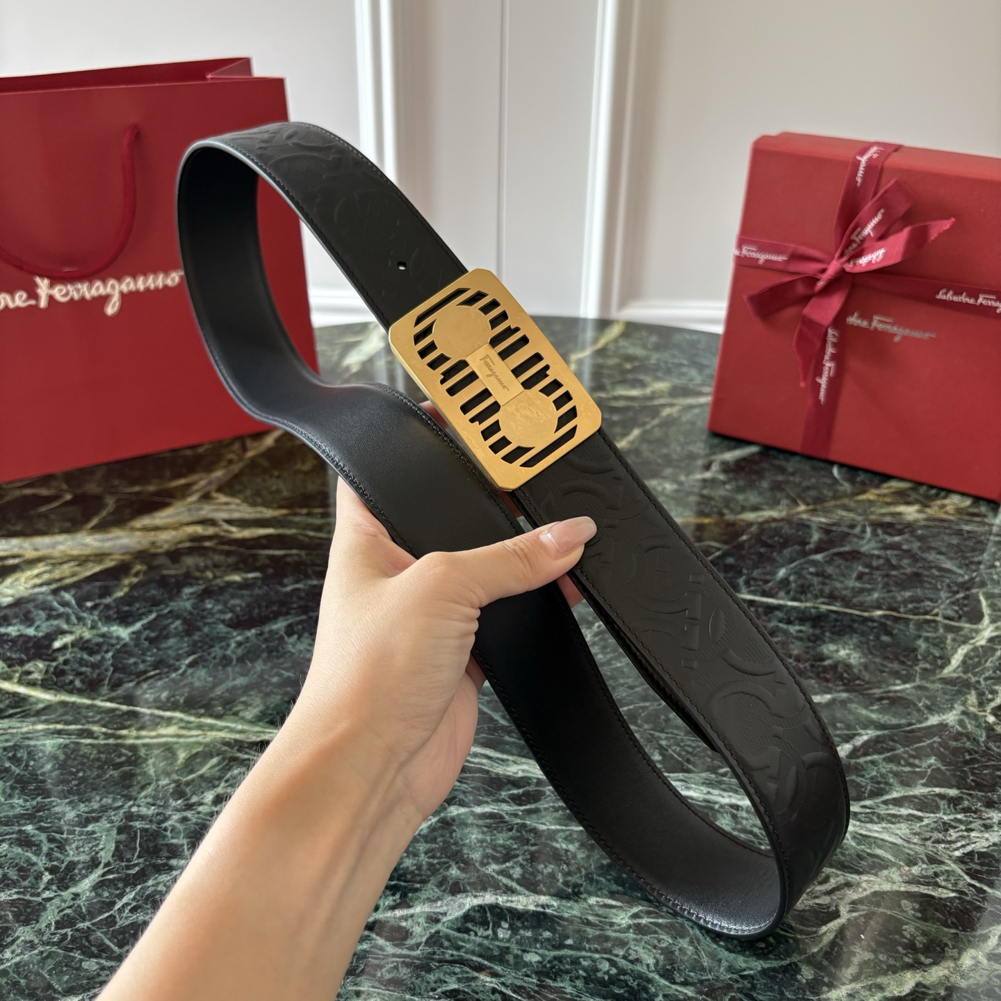 【菲拉】经典原单品质，一面压花一面原版皮底搭配精品内穿钢扣，精工制作，细节看图，实物拍摄，高端奢华，宽度4.0cm