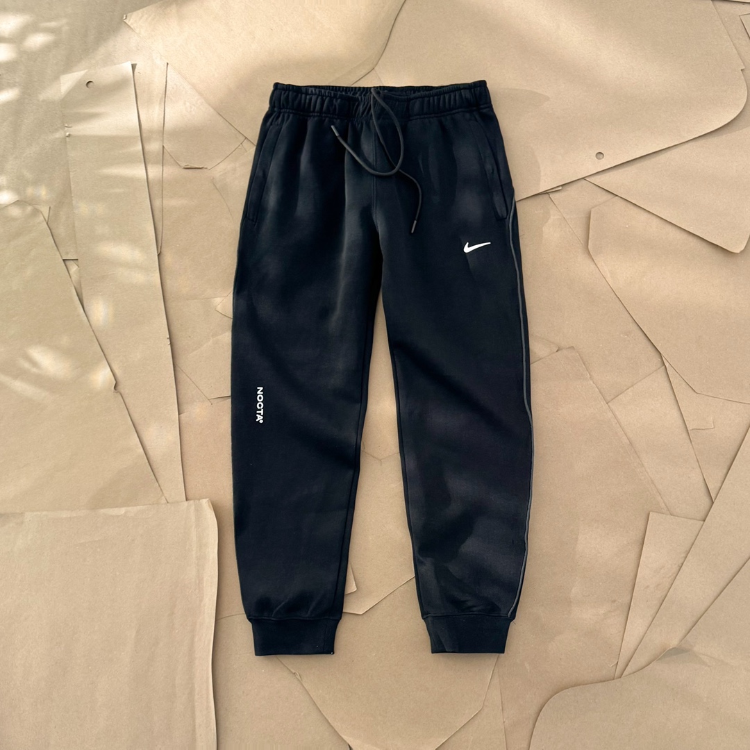 💰110
Nike x Drake NOCTA系列联名健康布长裤 货号FN7661
采用350克纯棉双面健康布面料,立体硅胶印花,大身牙线3M反光工艺
颜色:黑色 灰色
尺码:M-XXL
M L XL 2XL
腰围 35 37 39 41
臀围 52 54 56 58
脚口 10.5 11 11.5 12
裤长 100 102 104 106