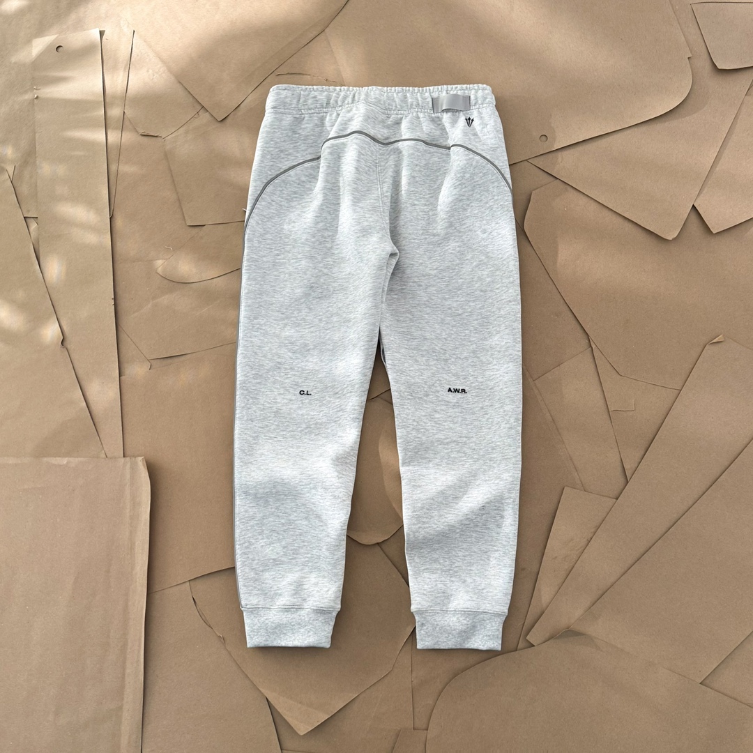 💰110
Nike x Drake NOCTA系列联名健康布长裤 货号FN7661
采用350克纯棉双面健康布面料,立体硅胶印花,大身牙线3M反光工艺
颜色:黑色 灰色
尺码:M-XXL
M L XL 2XL
腰围 35 37 39 41
臀围 52 54 56 58
脚口 10.5 11 11.5 12
裤长 100 102 104 106