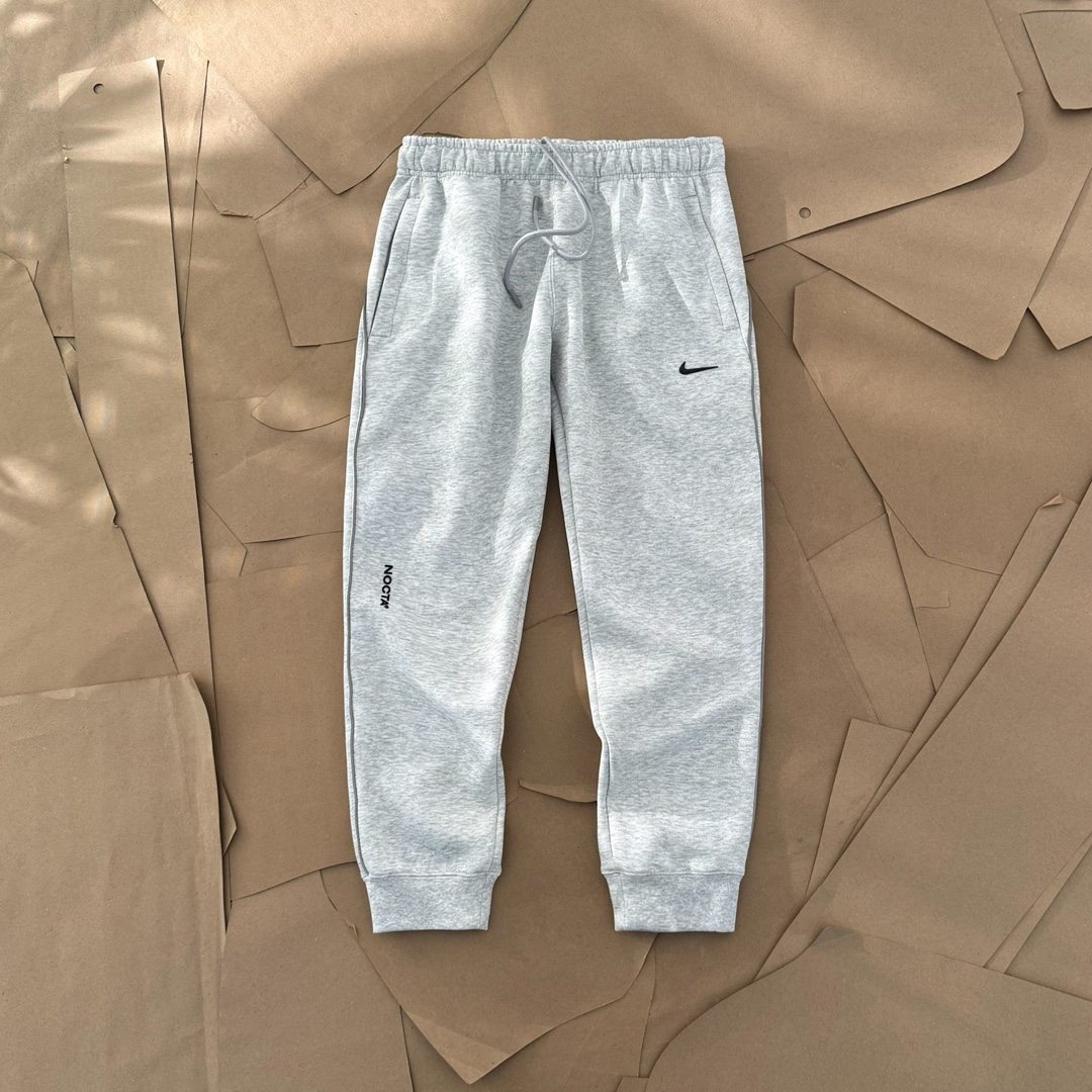 💰110
Nike x Drake NOCTA系列联名健康布长裤 货号FN7661
采用350克纯棉双面健康布面料,立体硅胶印花,大身牙线3M反光工艺
颜色:黑色 灰色
尺码:M-XXL
M L XL 2XL
腰围 35 37 39 41
臀围 52 54 56 58
脚口 10.5 11 11.5 12
裤长 100 102 104 106