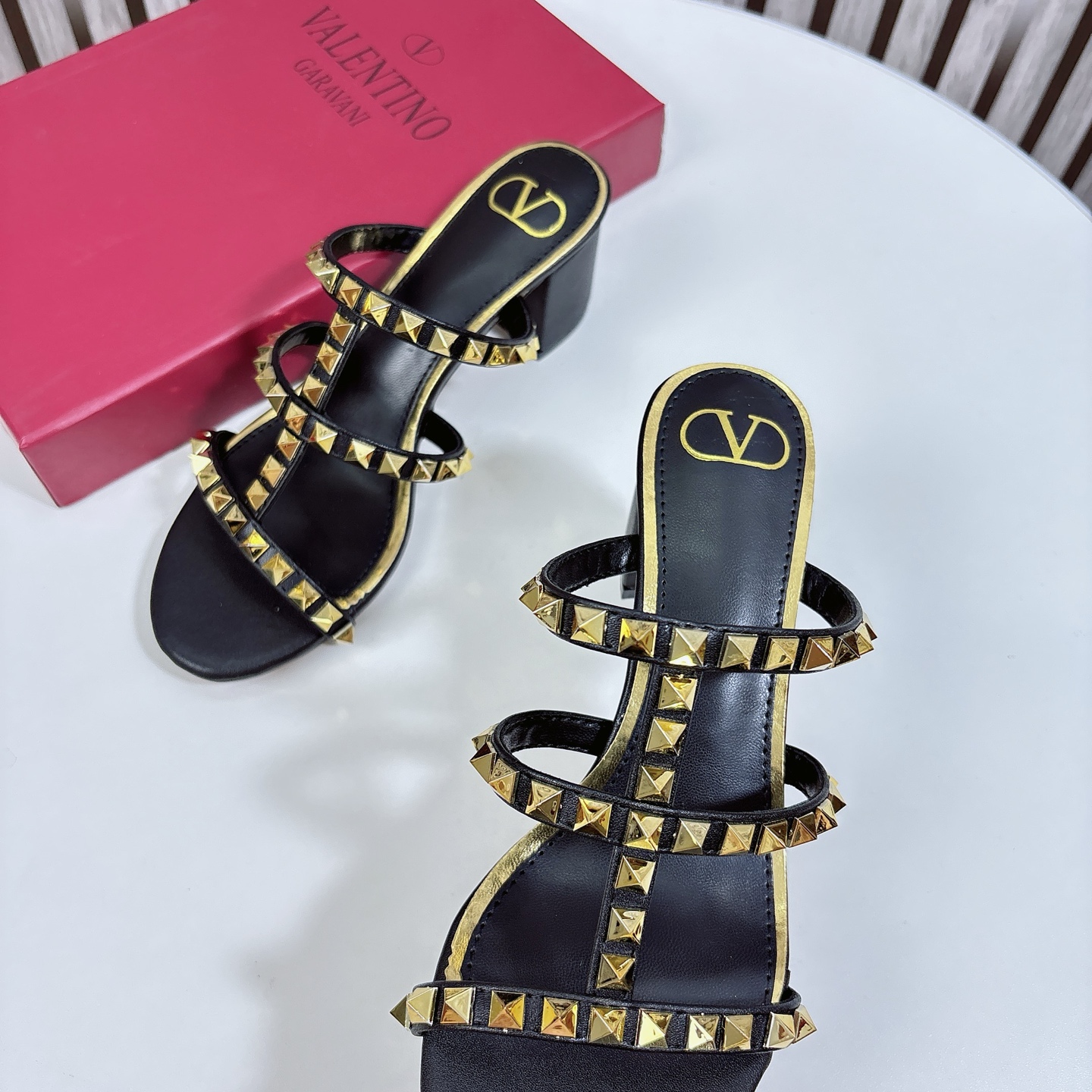 Black real shot 🆕 Valentino block heel sandals, VT Stud Series is 9