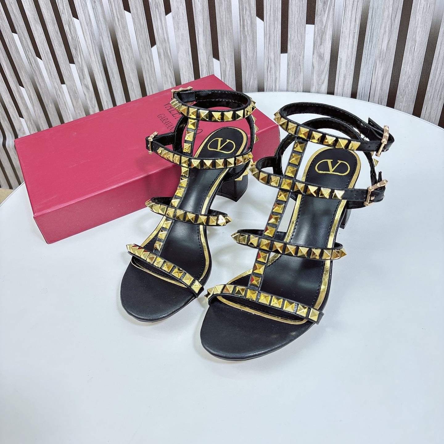 Black real shot 🆕 Valentino block heel sandals) VT Stud series 3