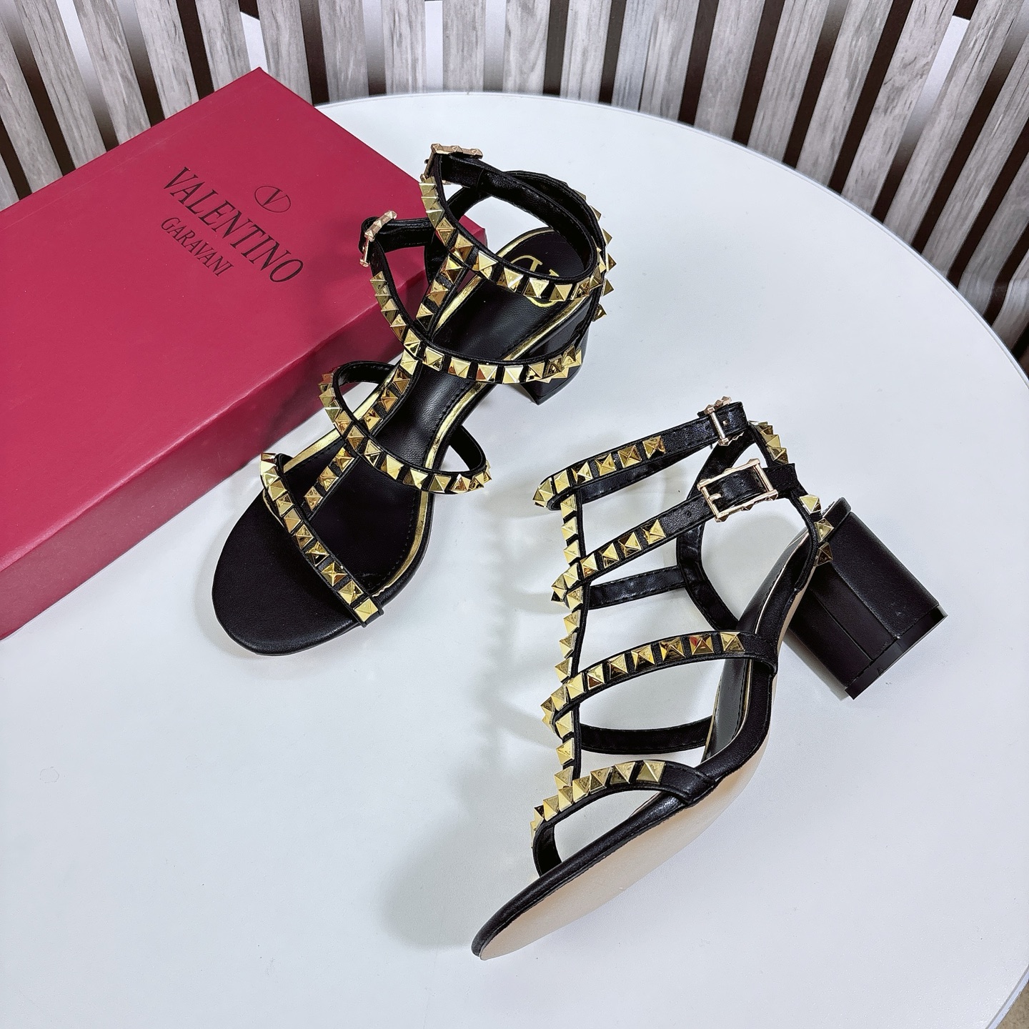 Black real shot 🆕 Valentino block heel sandals) VT Stud series 6